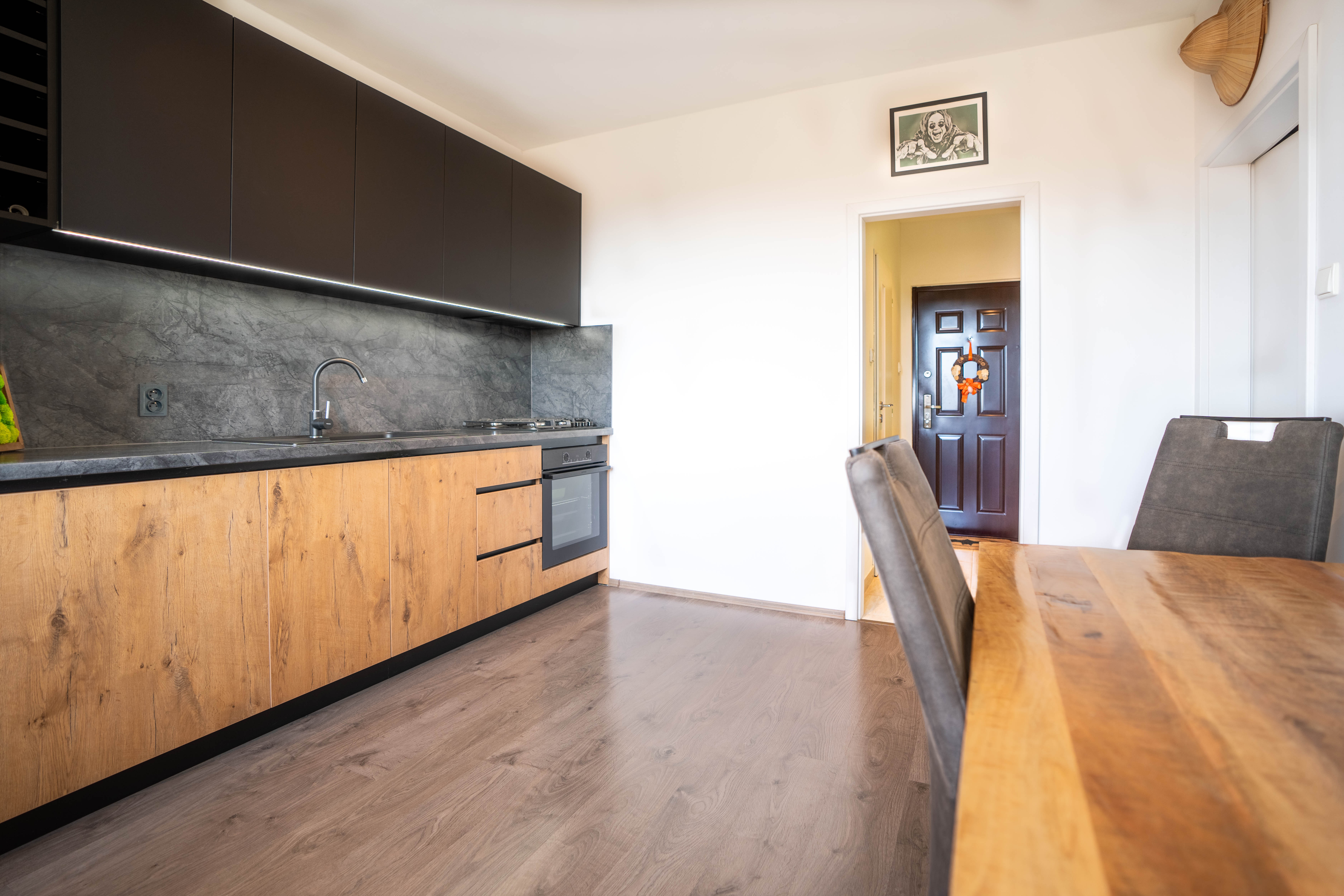 Hľadáte v  centre ŠAMORÍNA prekrásny kompletne prerobený 1,5 izbový byt s loggiou?