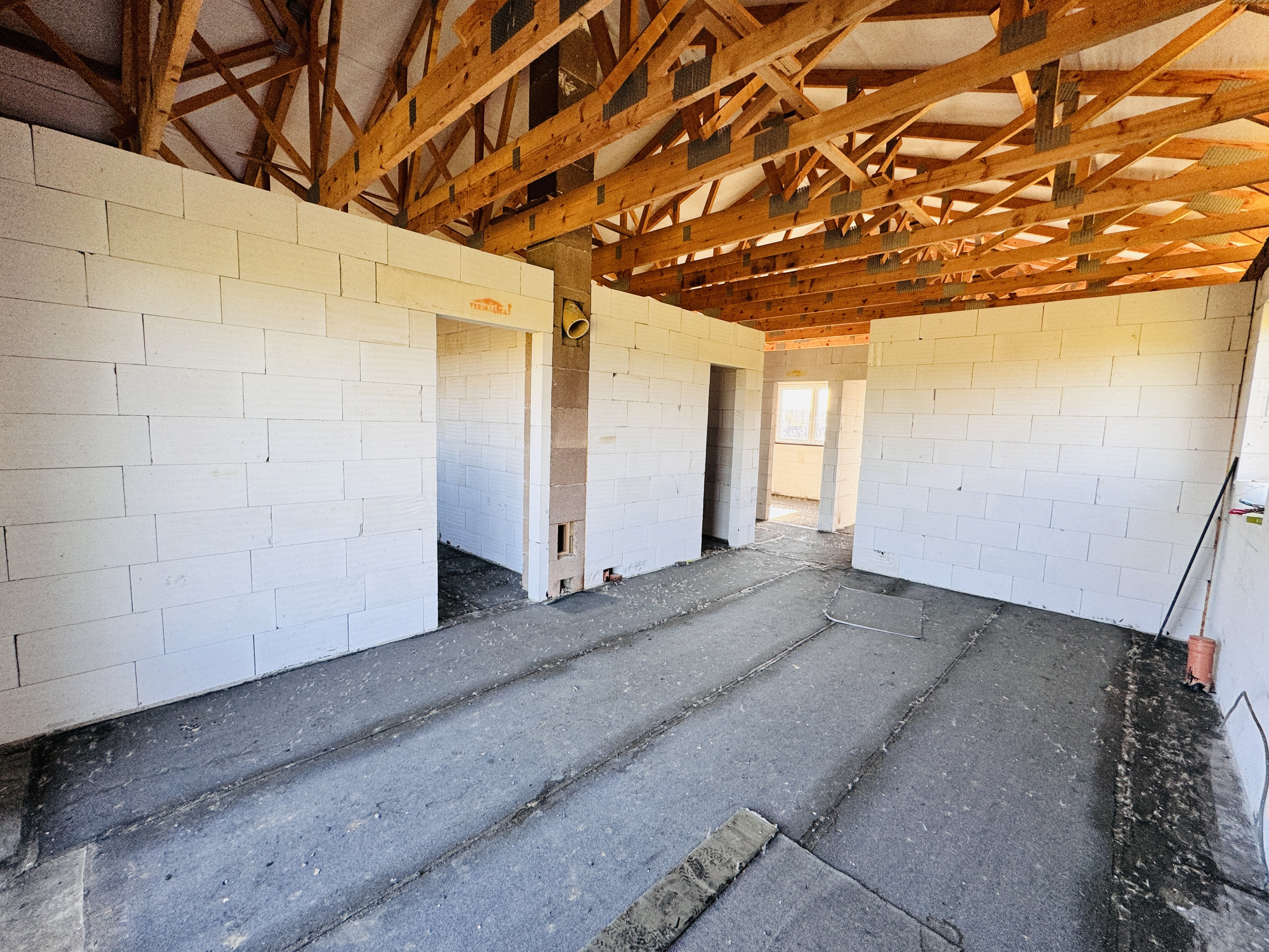 Na predaj 4 izbový rozostavaný rodinný dom v obci Radimov.