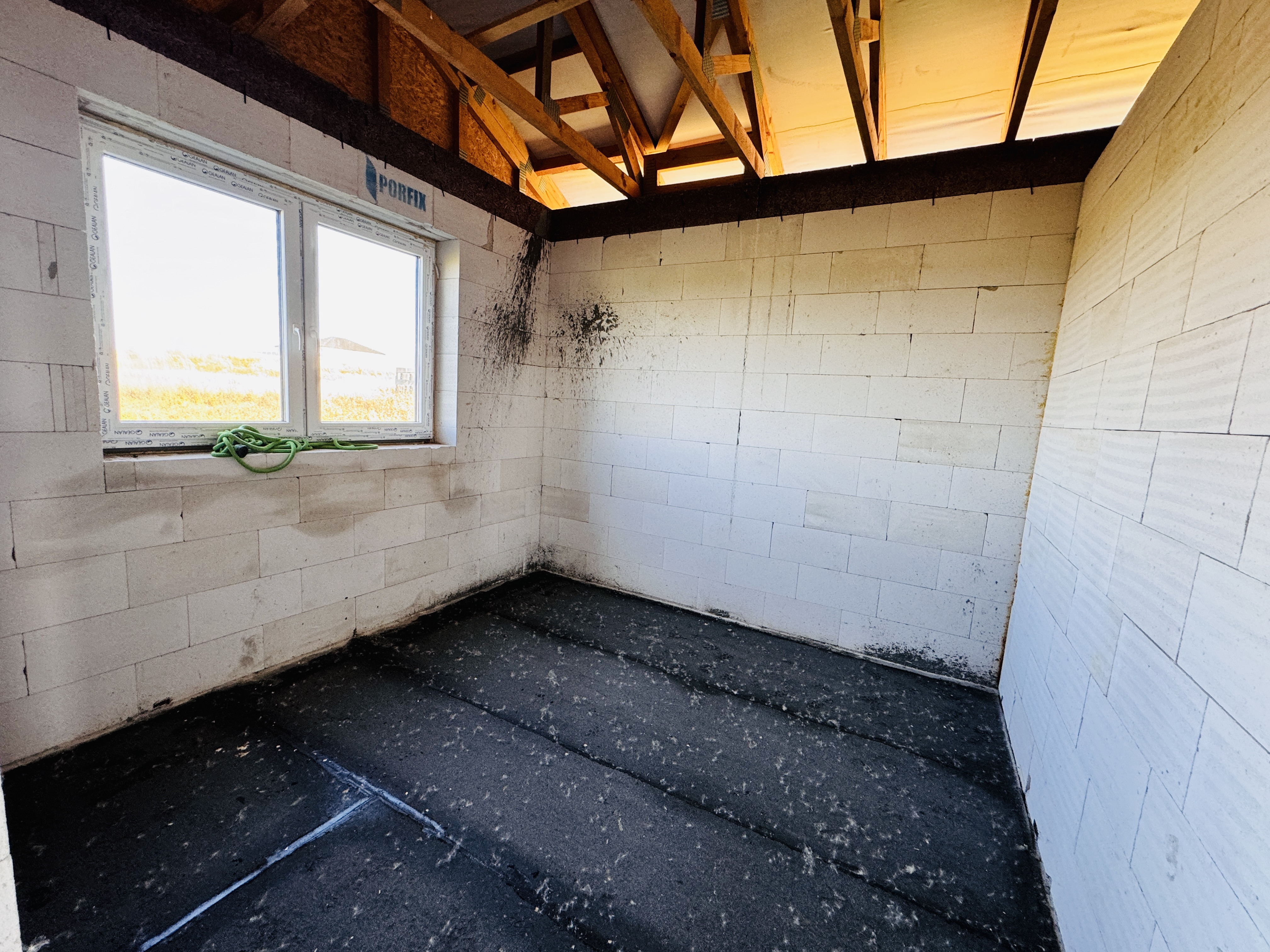 Na predaj 4 izbový rozostavaný rodinný dom v obci Radimov.