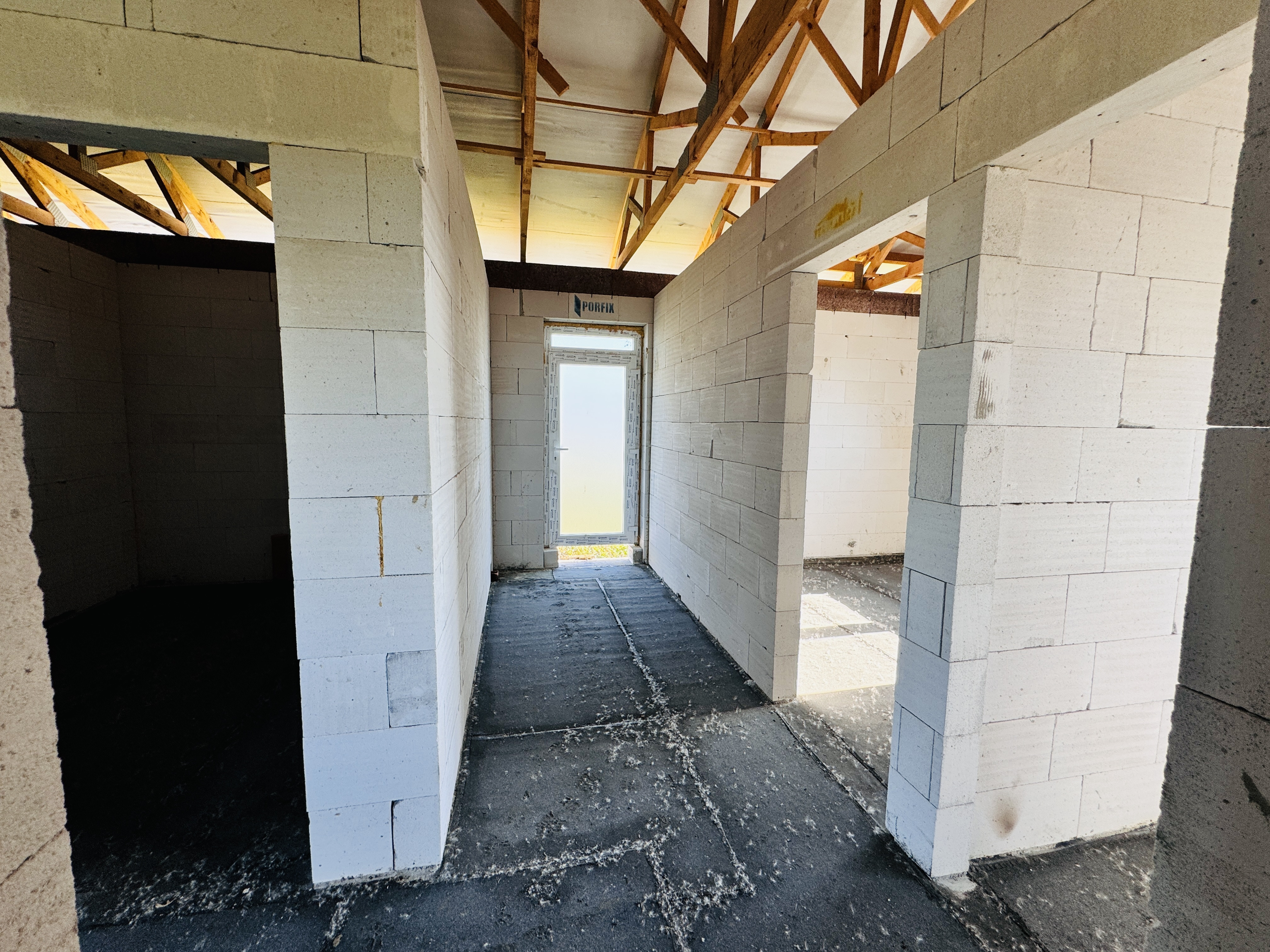 Na predaj 4 izbový rozostavaný rodinný dom v obci Radimov.