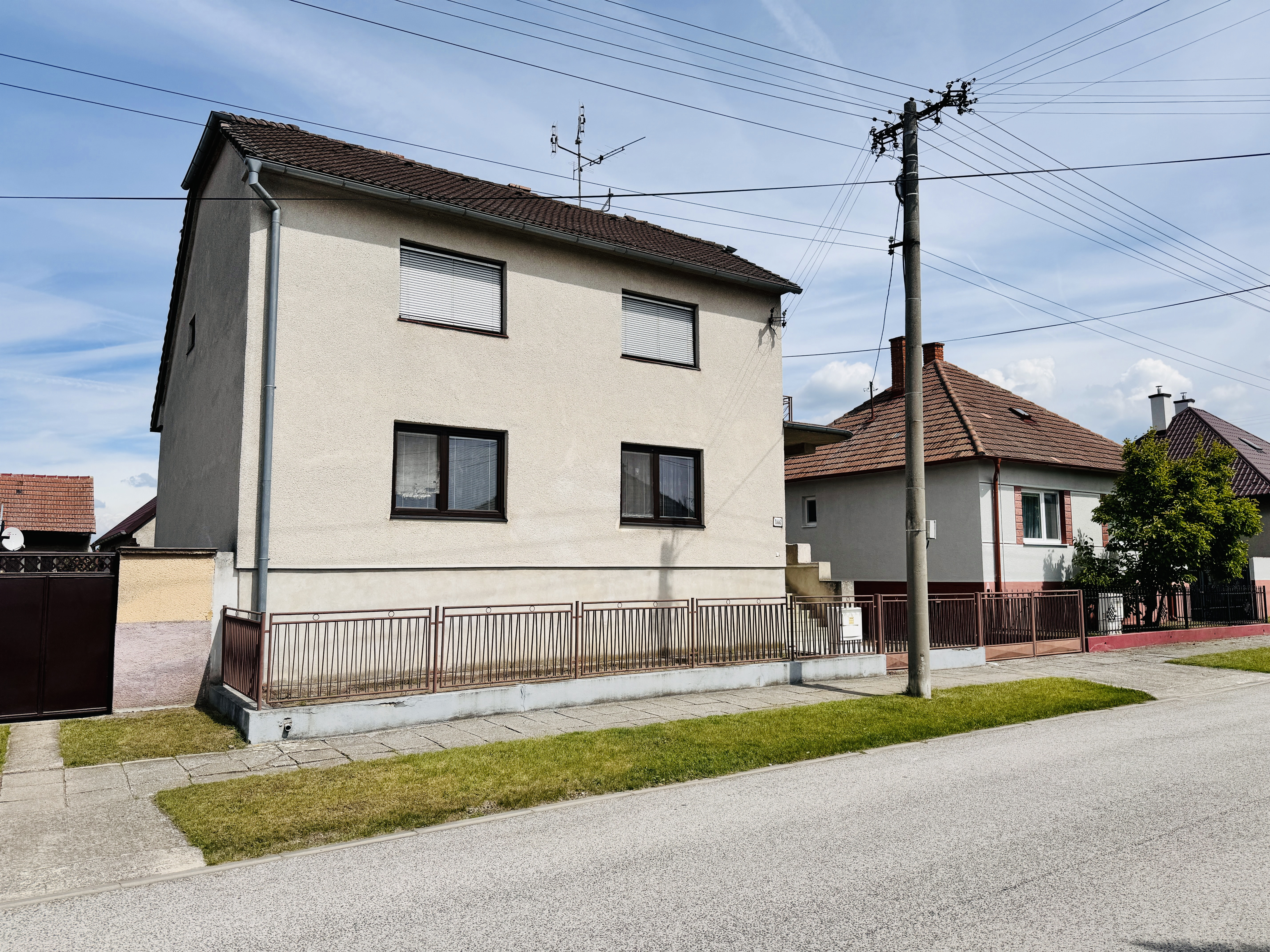 Na predaj priestranný 7-izbový rodinný dom v Gbeloch, okres Skalica.