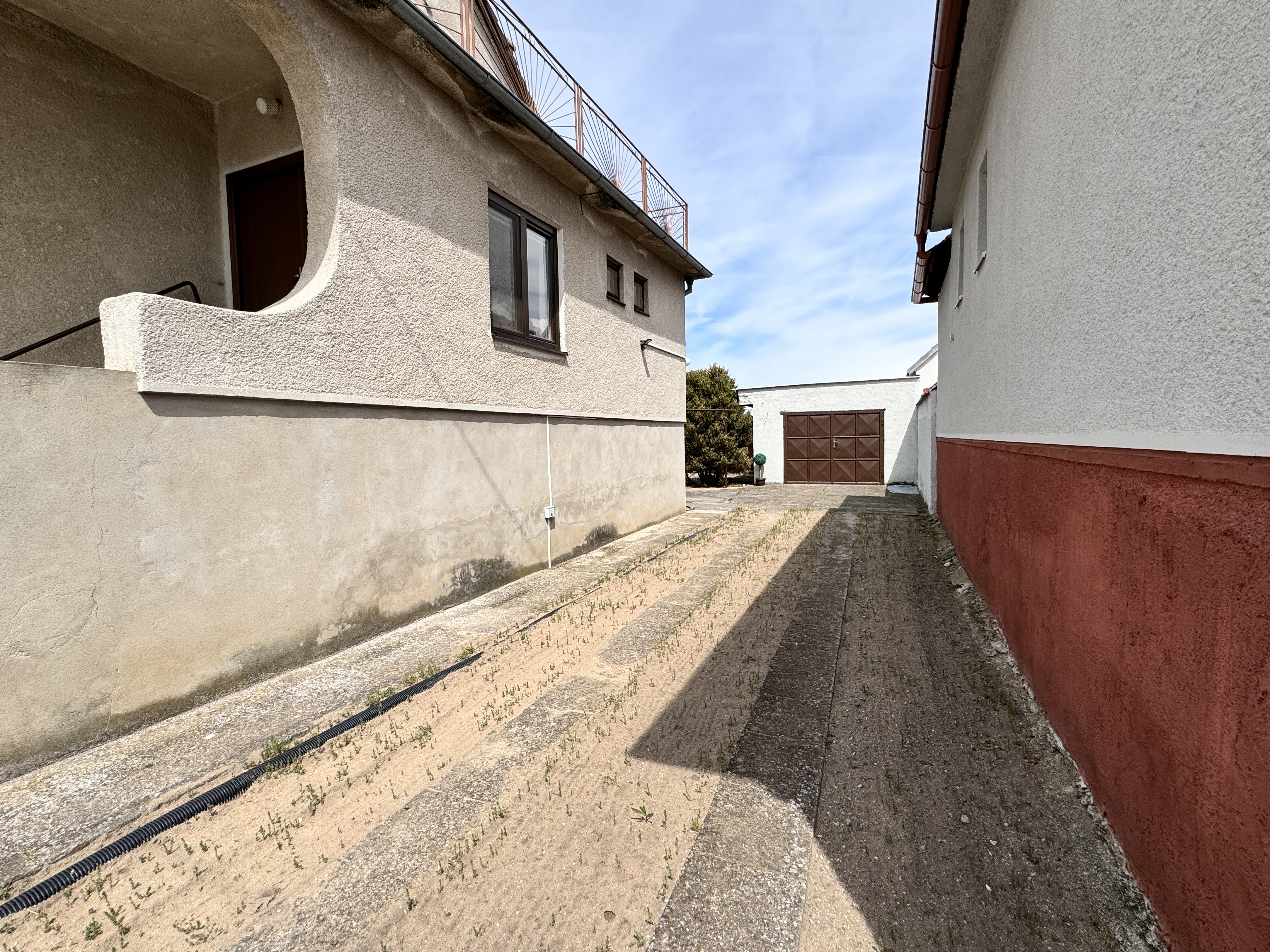 Na predaj priestranný 7-izbový rodinný dom v Gbeloch, okres Skalica.