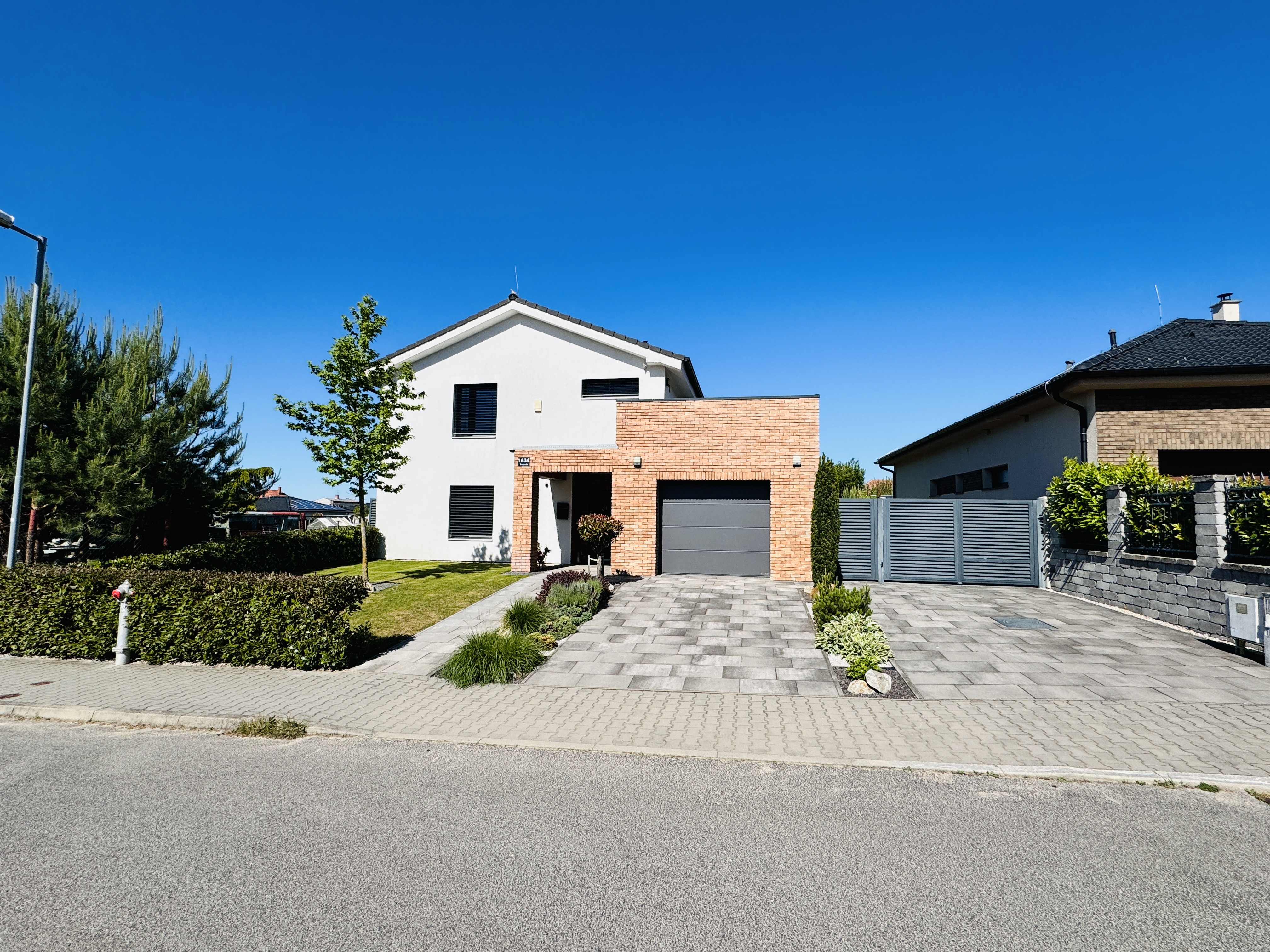 Na predaj poschodový 5 -izbový nadštandardný rodinný dom s bazénom,  v meste Gbely okres Skalica.