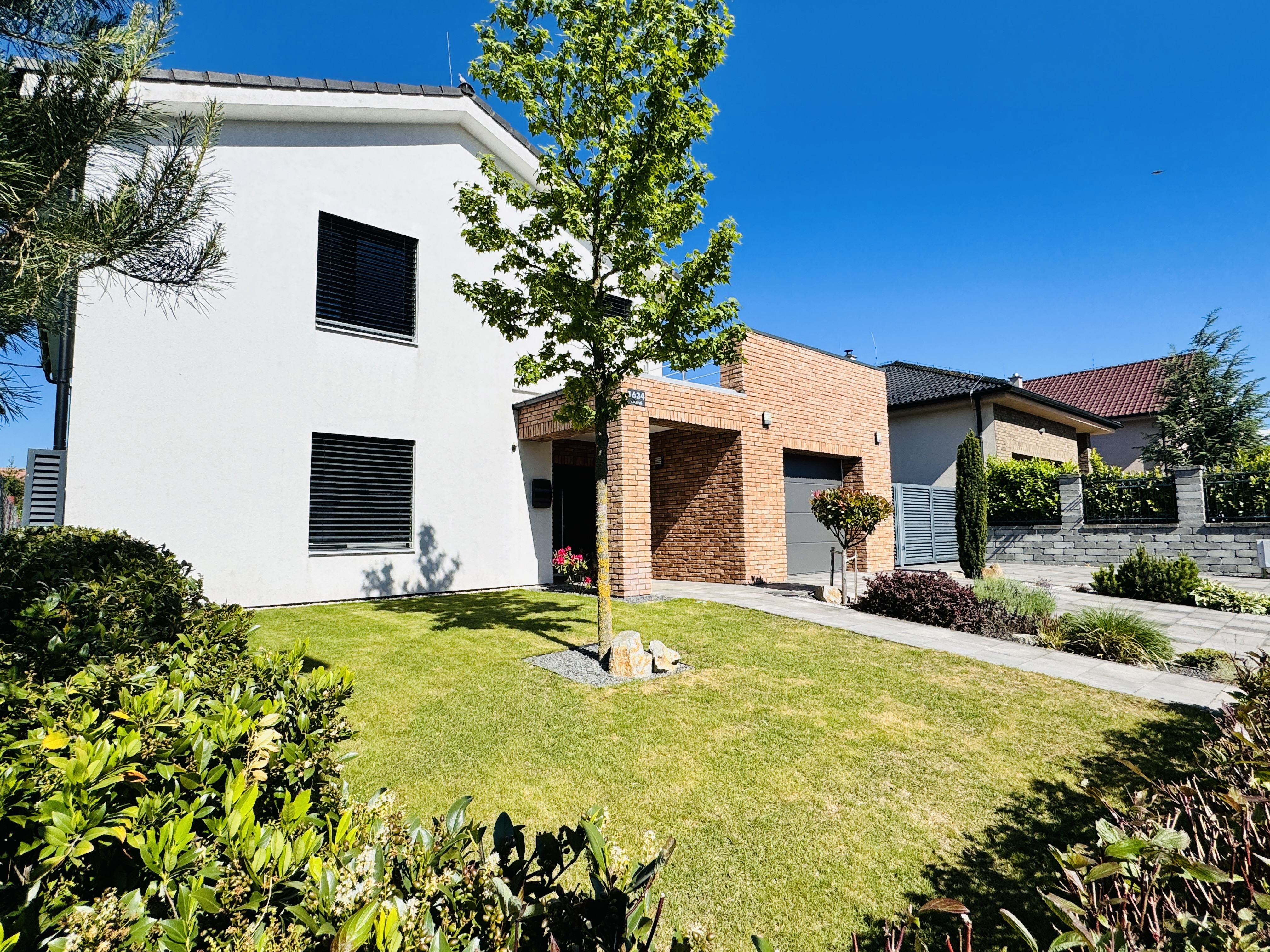 Na predaj poschodový 5 -izbový nadštandardný rodinný dom s bazénom,  v meste Gbely okres Skalica.