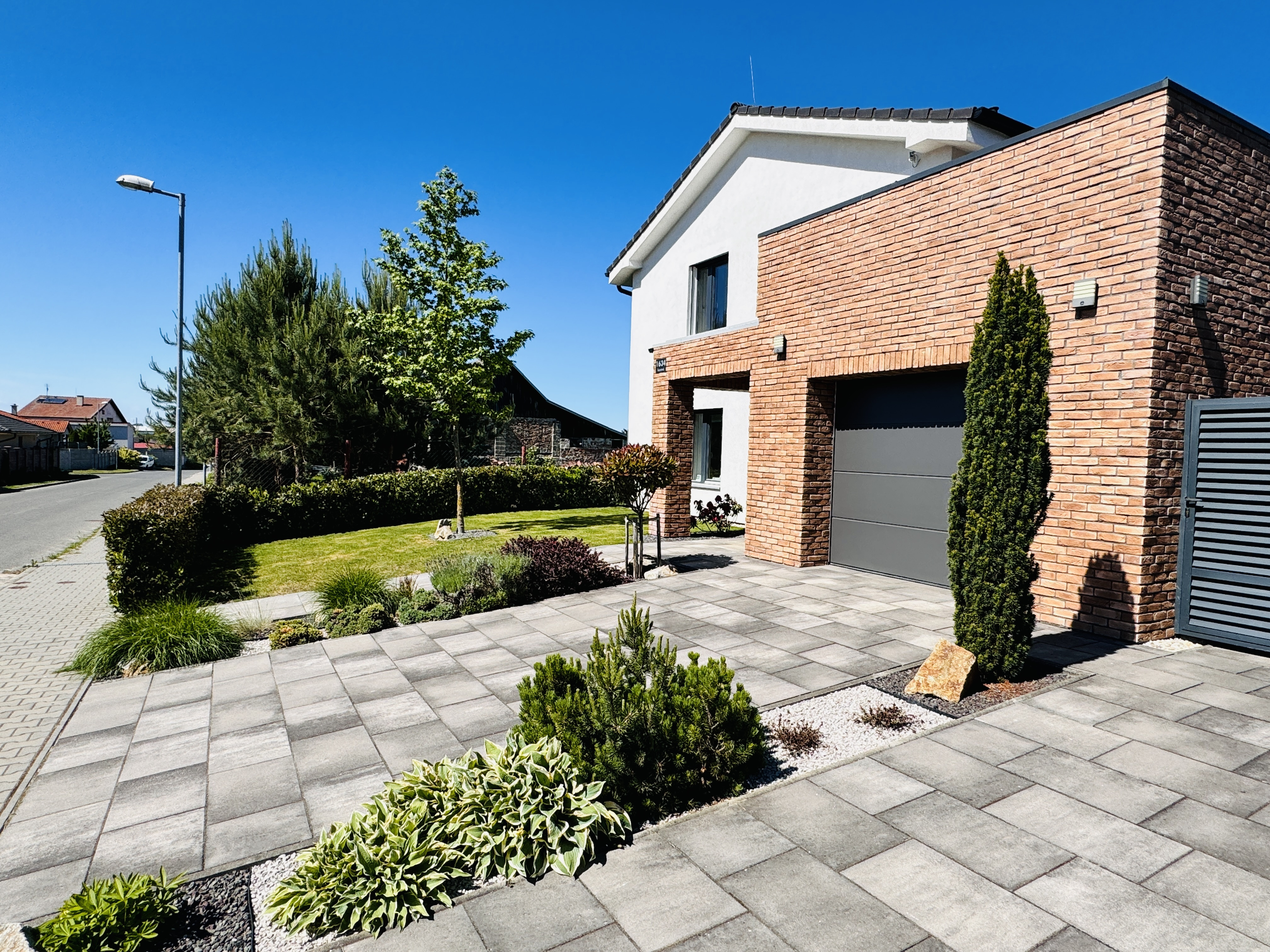 Na predaj poschodový 5 -izbový nadštandardný rodinný dom s bazénom,  v meste Gbely okres Skalica.