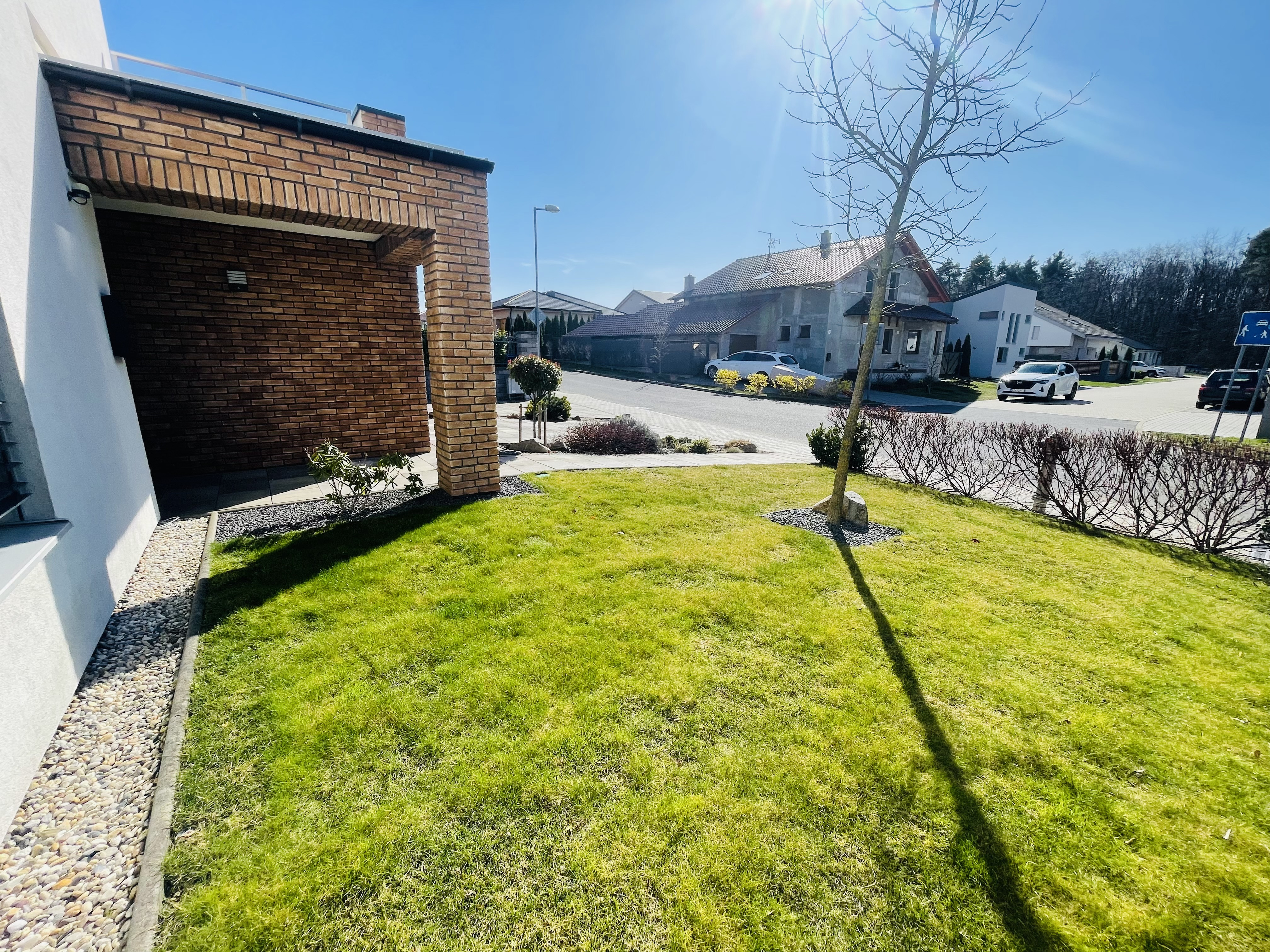 Na predaj poschodový 5 -izbový nadštandardný rodinný dom s bazénom,  v meste Gbely okres Skalica.