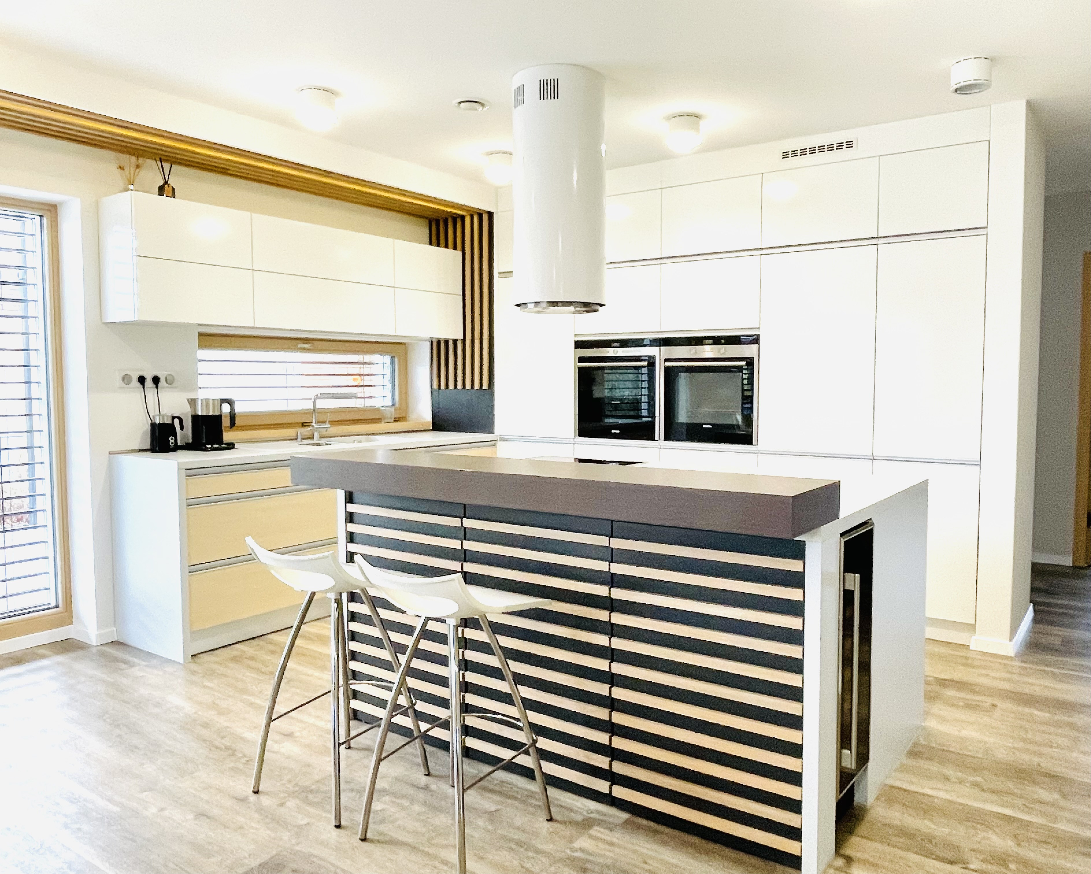 Na predaj poschodový 5 -izbový nadštandardný rodinný dom s bazénom,  v meste Gbely okres Skalica.