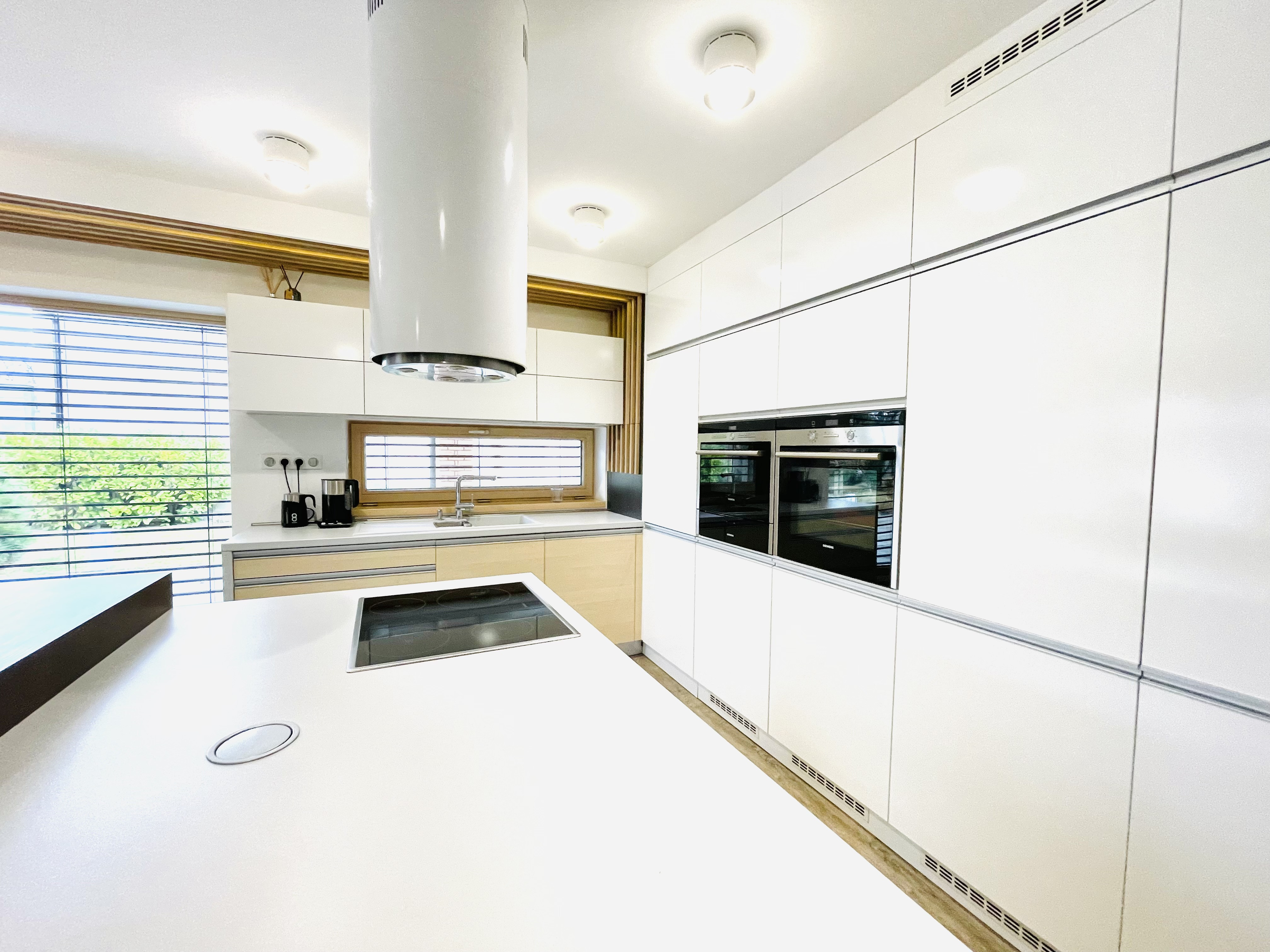 Na predaj poschodový 5 -izbový nadštandardný rodinný dom s bazénom,  v meste Gbely okres Skalica.