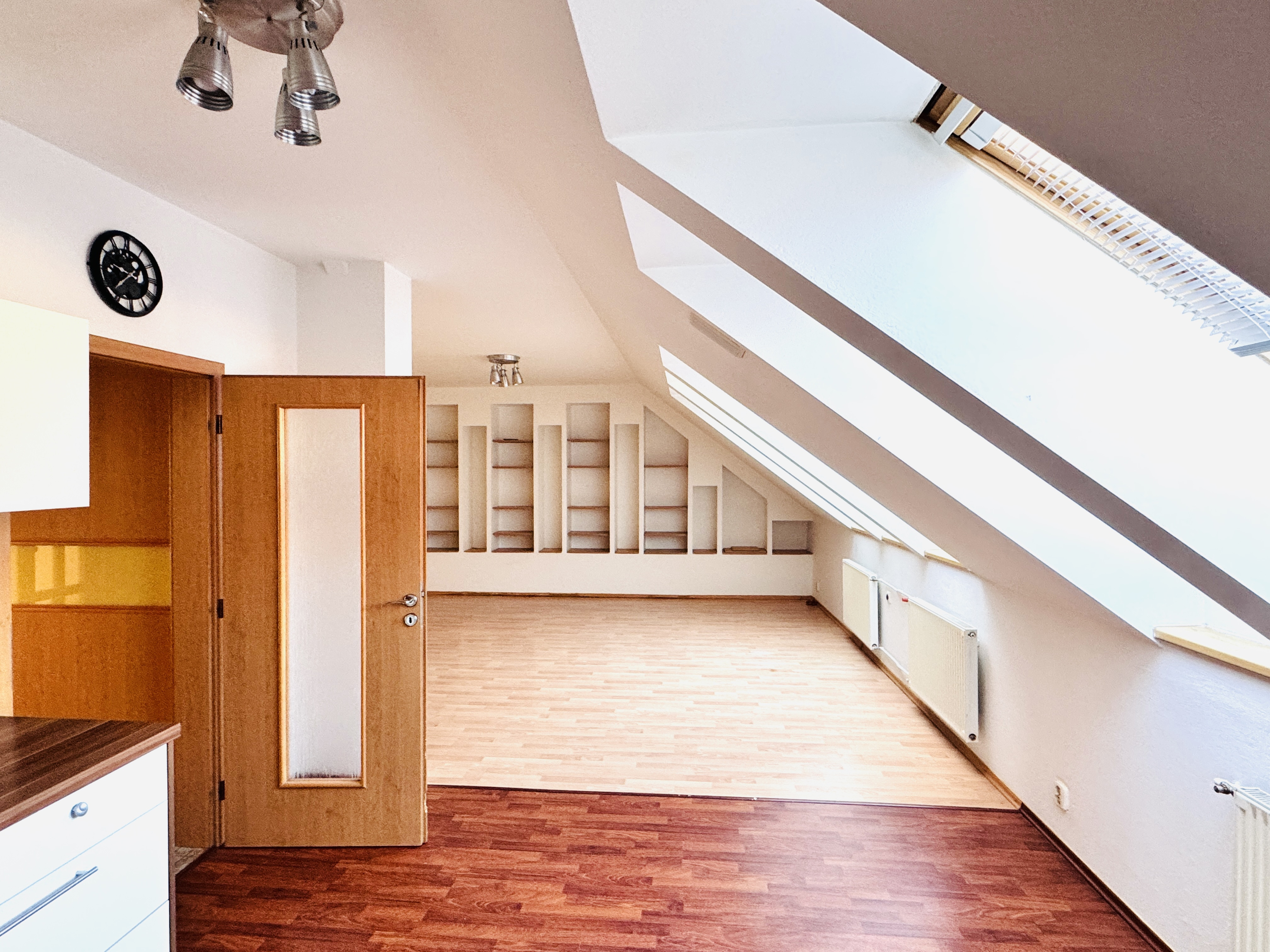 Priestranný 3-izbový byt s terasou na prenájom blízko centra Skalice.