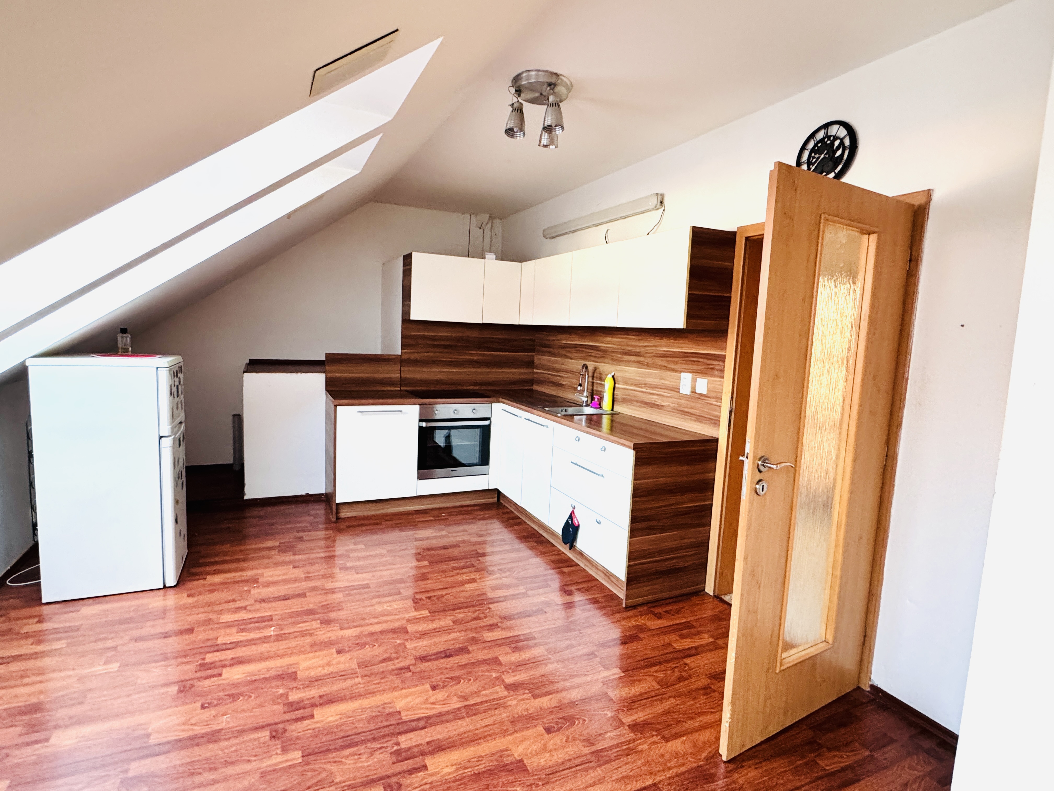 Priestranný 3-izbový byt s terasou na prenájom blízko centra Skalice.