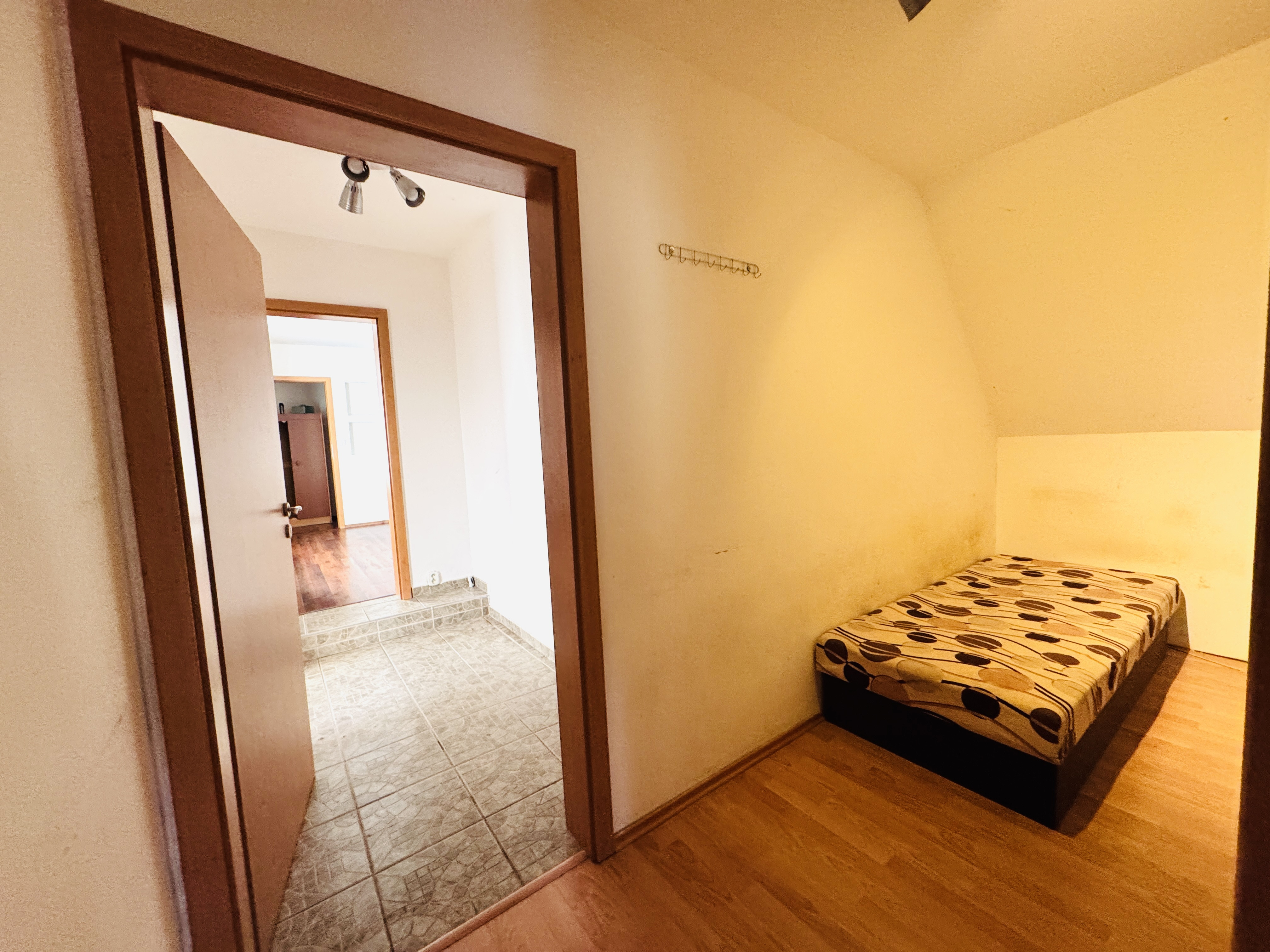 Priestranný 3-izbový byt s terasou na prenájom blízko centra Skalice.