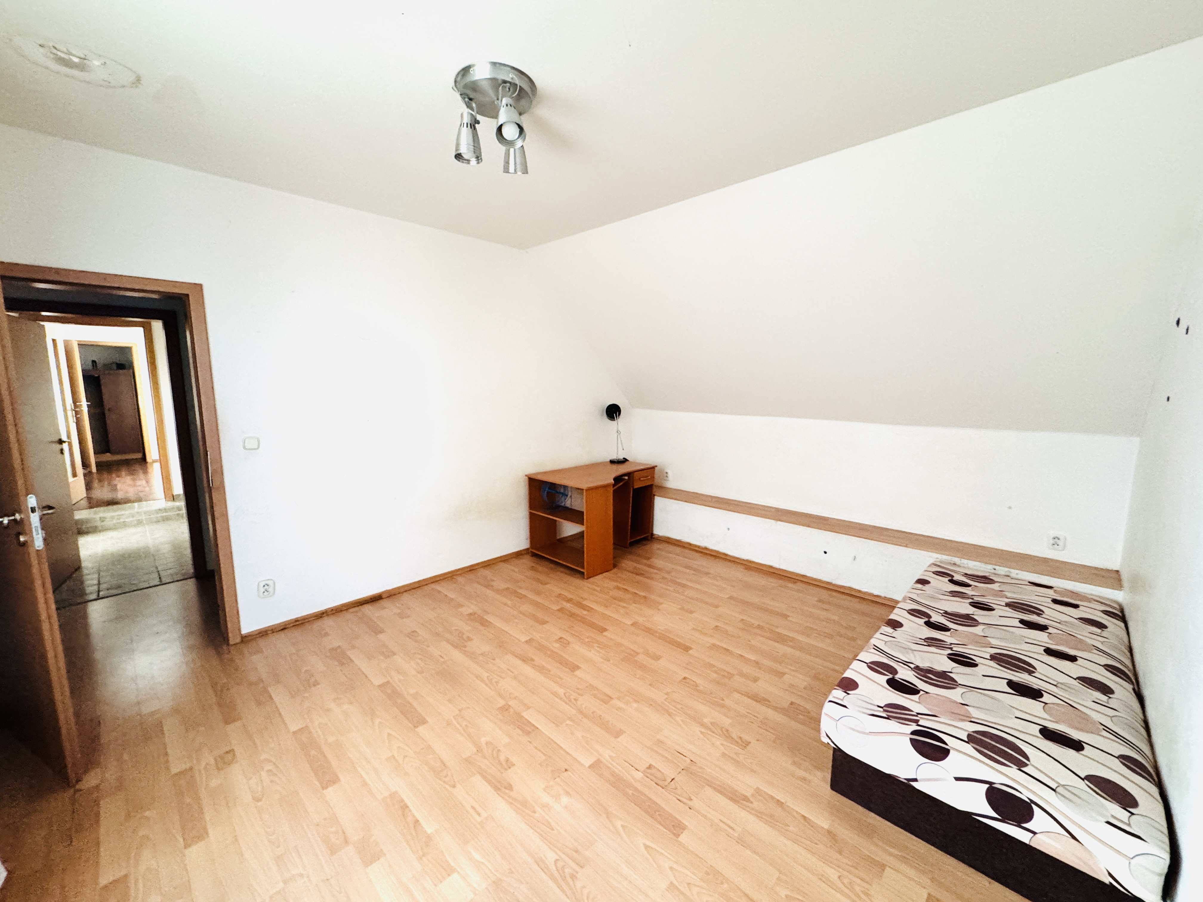 Priestranný 3-izbový byt s terasou na prenájom blízko centra Skalice.