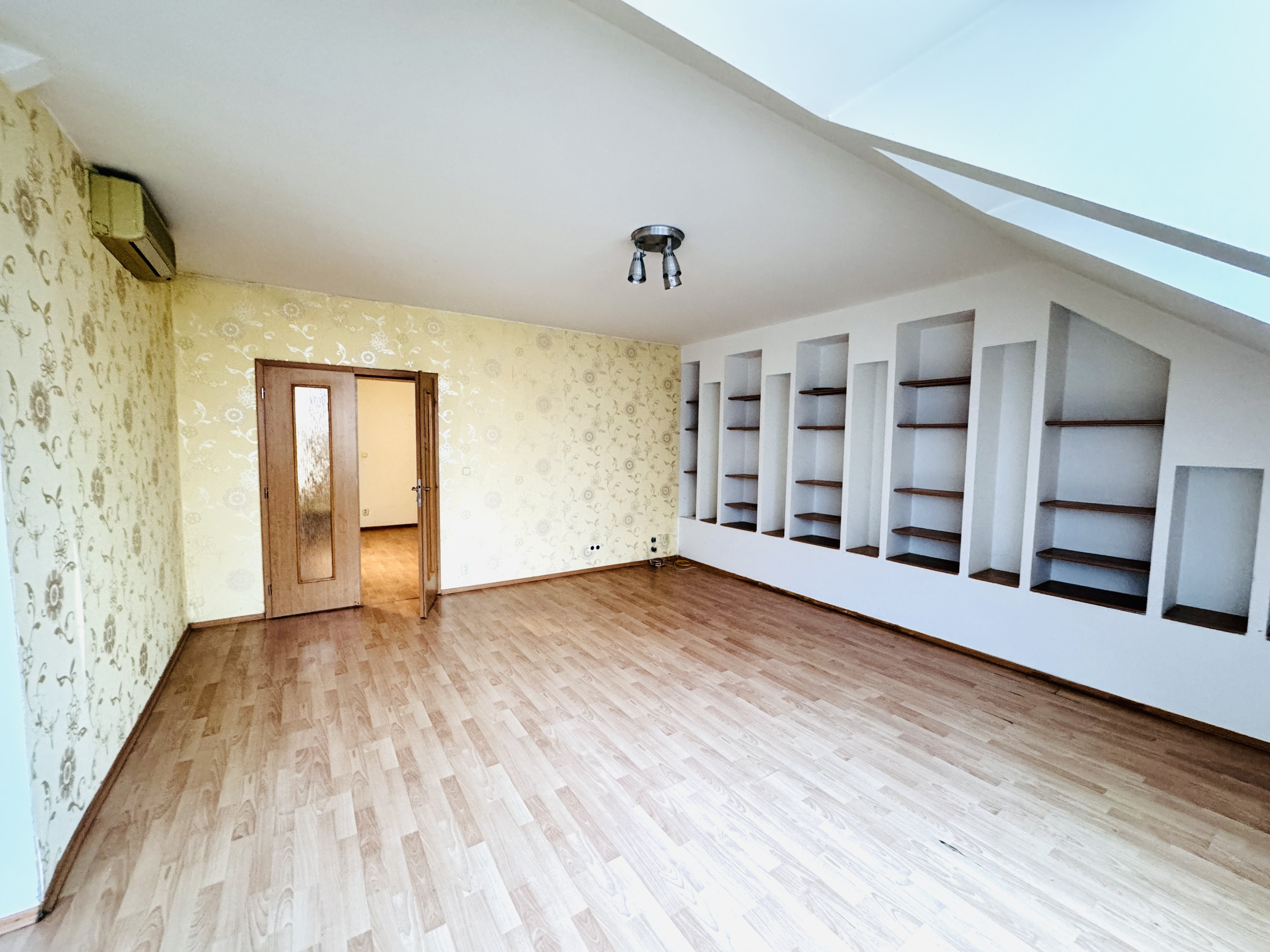 Priestranný 3-izbový byt s terasou na prenájom blízko centra Skalice.