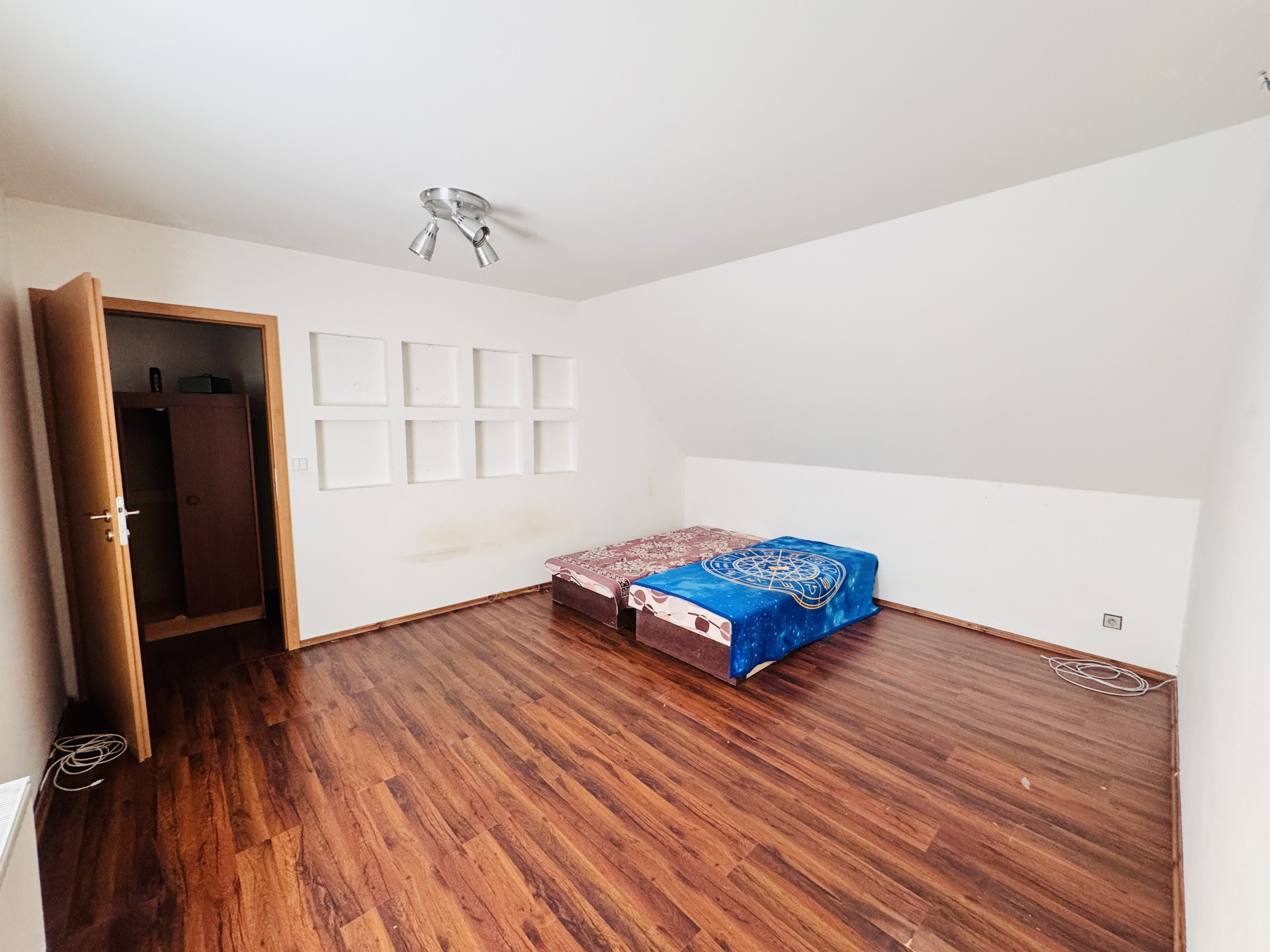 Priestranný 3-izbový byt s terasou na prenájom blízko centra Skalice.