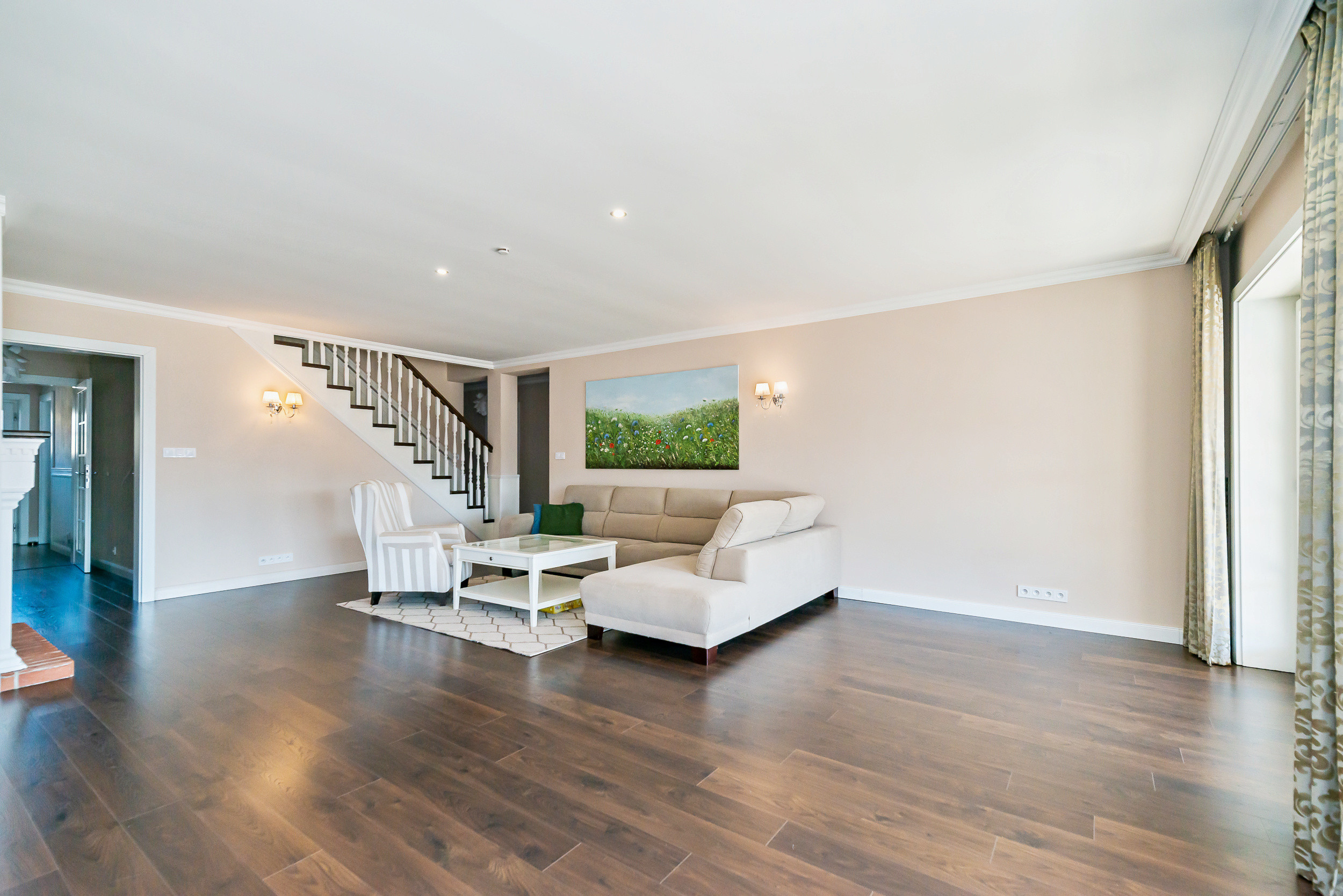 PREDAJ - Moderný, priestranný, úsporný dom v Mnešiciach