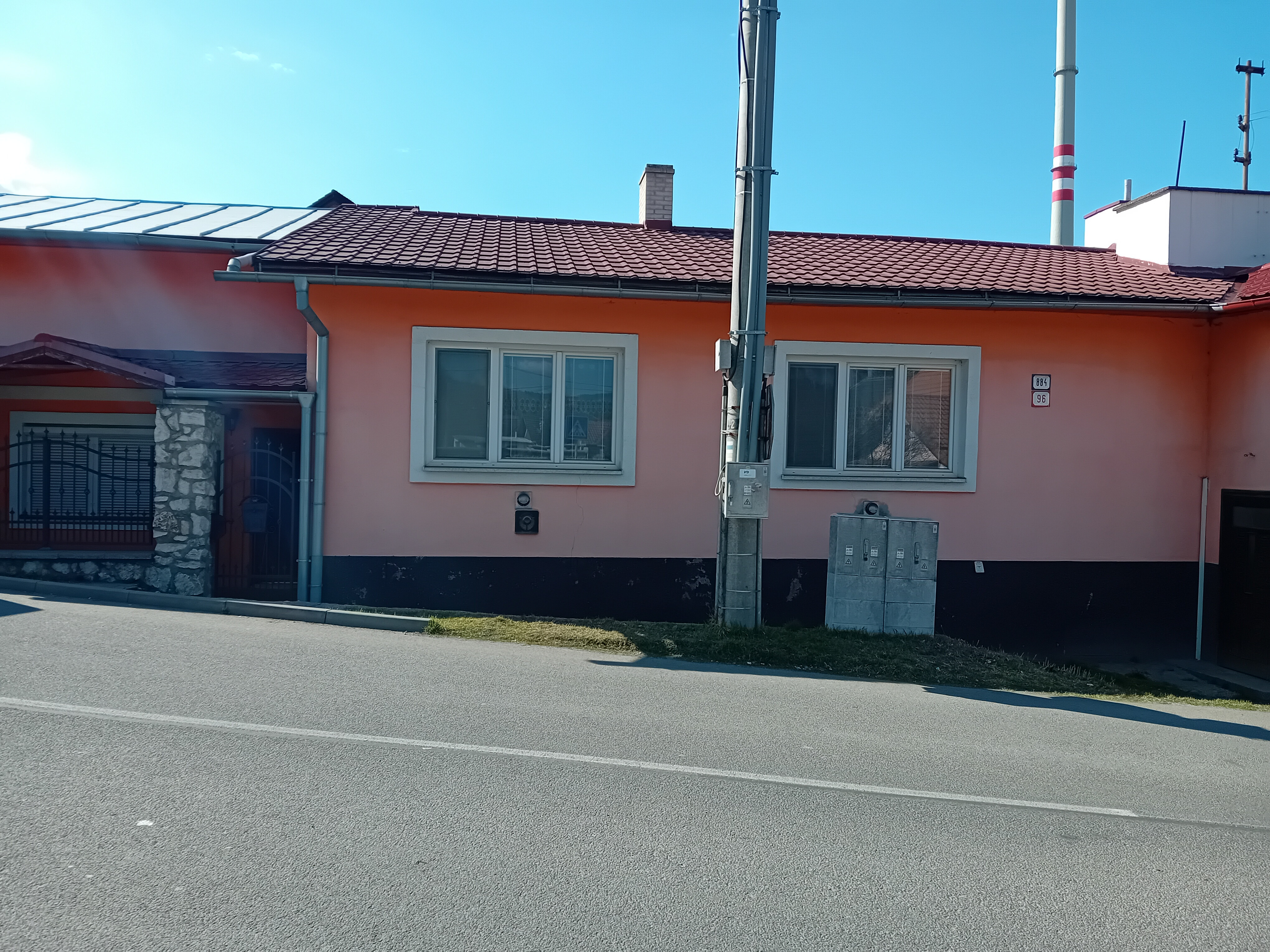 KROMPACHY- rodinný dom (10izieb)+ 3 garáže na PREDAJ !