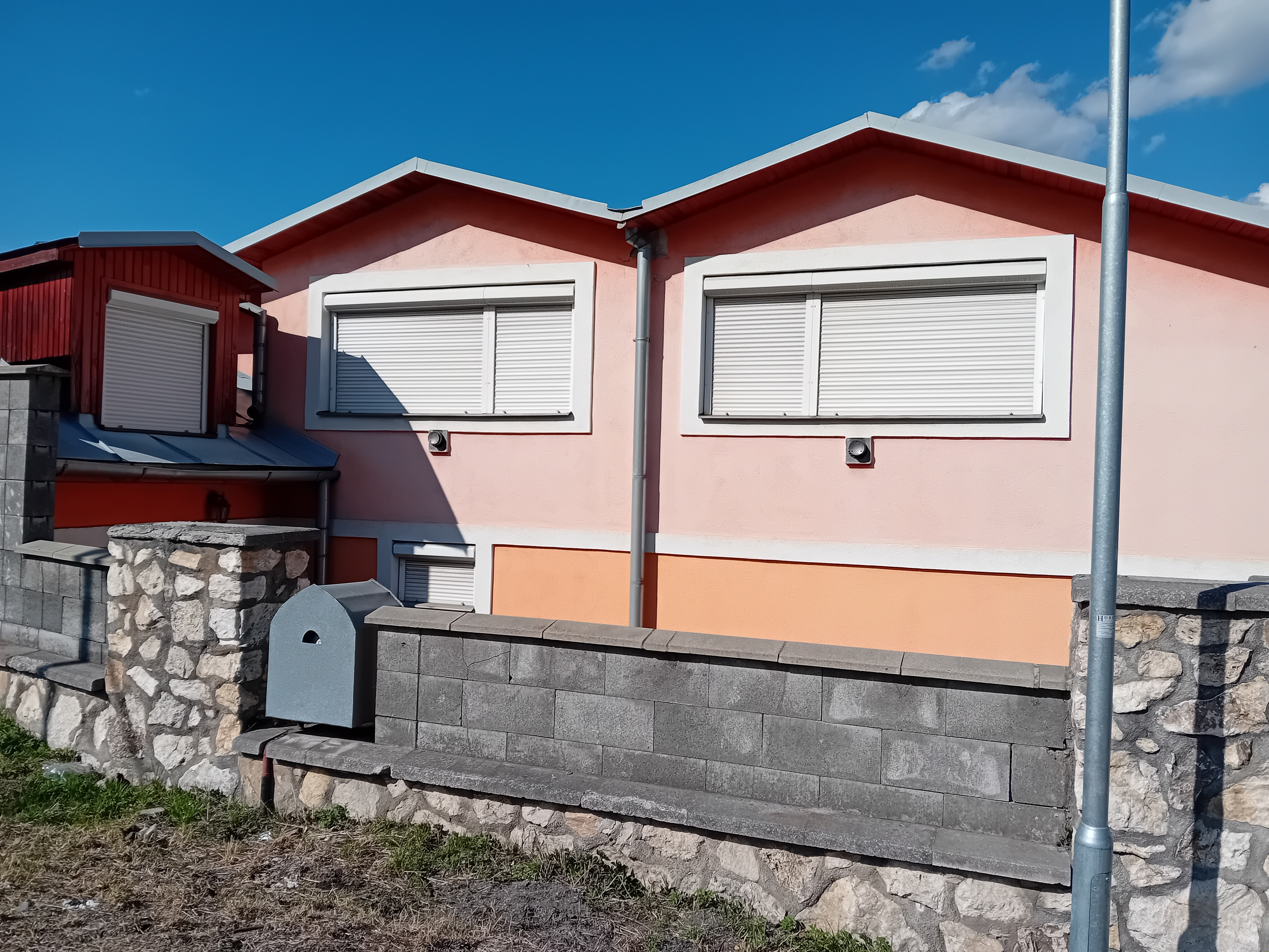 KROMPACHY- rodinný dom (10izieb)+ 3 garáže na PREDAJ !