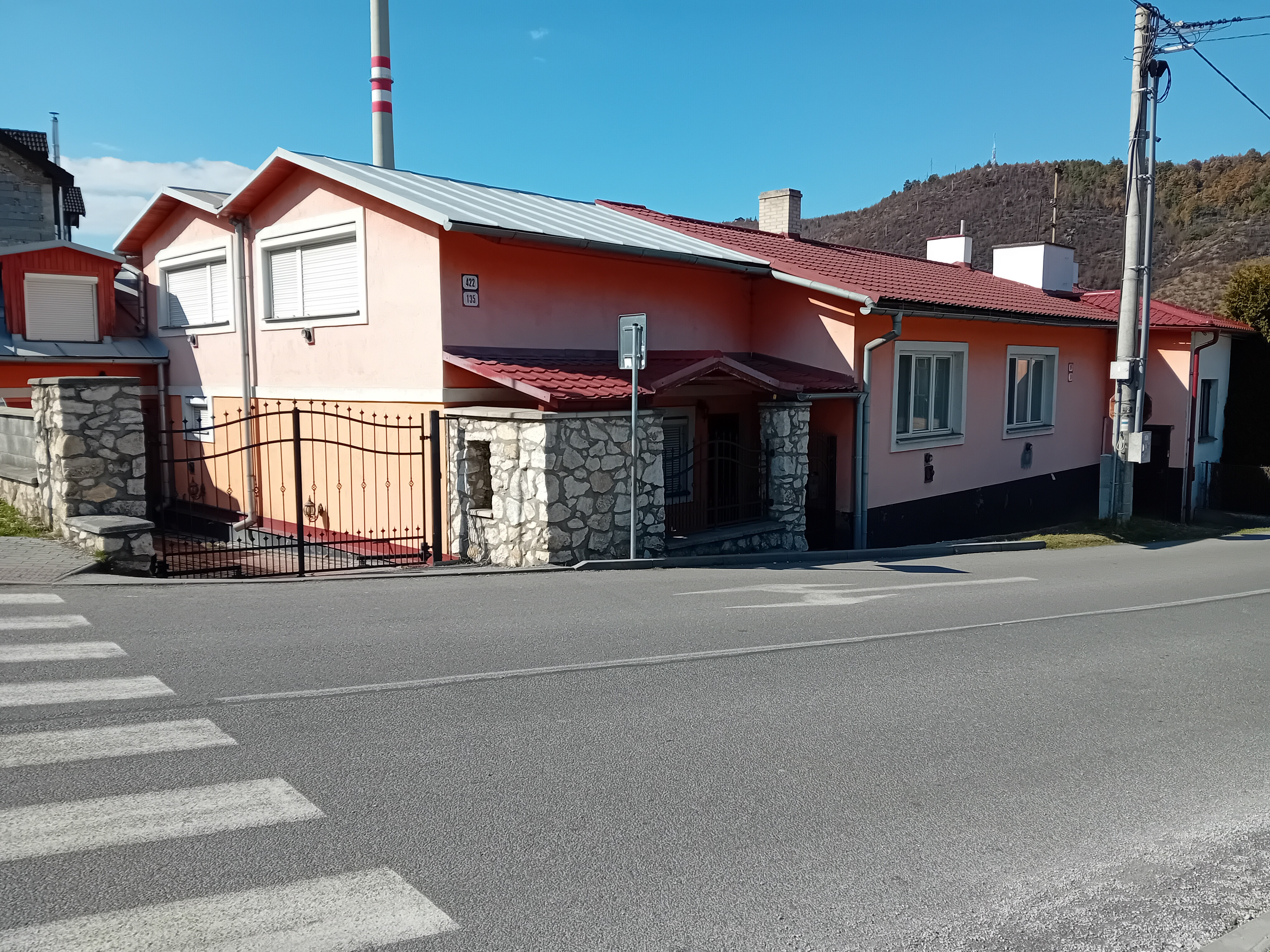 KROMPACHY- rodinný dom (10izieb)+ 3 garáže na PREDAJ !