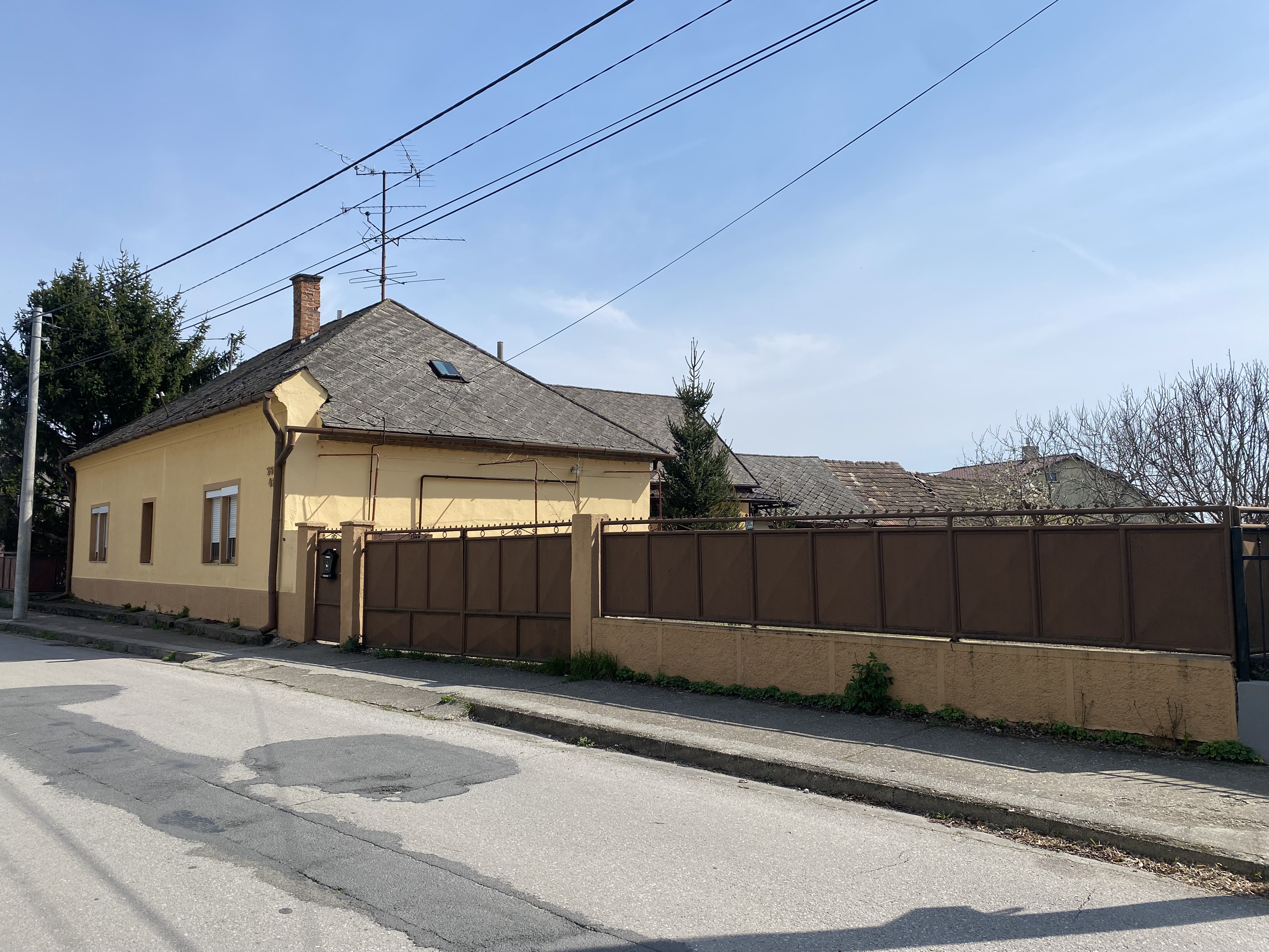 Na predaj rodinný dom so stavebným pozemkom vo Veľkom Mederi