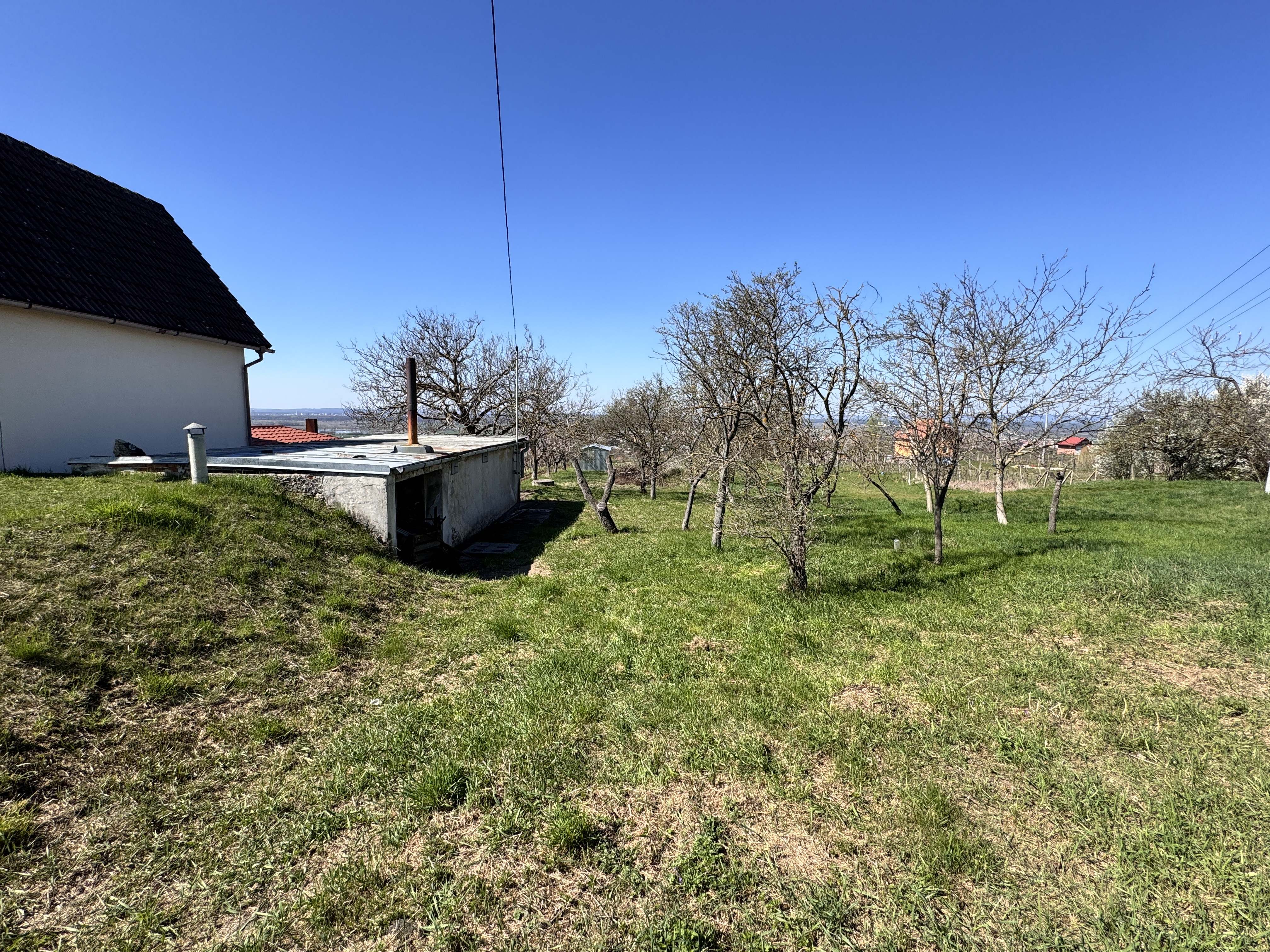 Pozemok s nádherným výhľadom na Skalicu – vinohrad s vínnym sklepom, presovňou, ovocnými stromami a možnosťou výstavby.