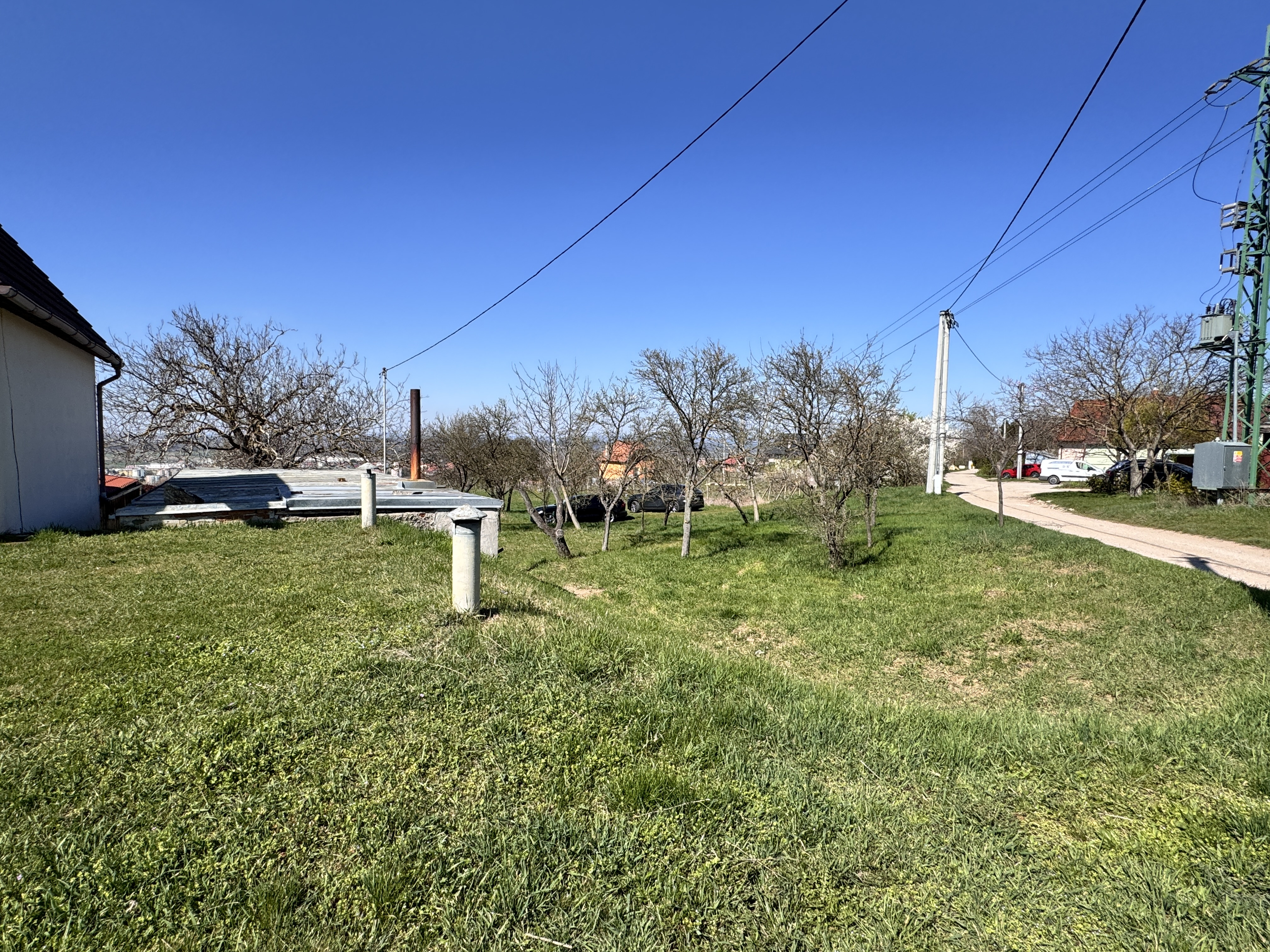 Pozemok s nádherným výhľadom na Skalicu – vinohrad s vínnym sklepom, presovňou, ovocnými stromami a možnosťou výstavby.