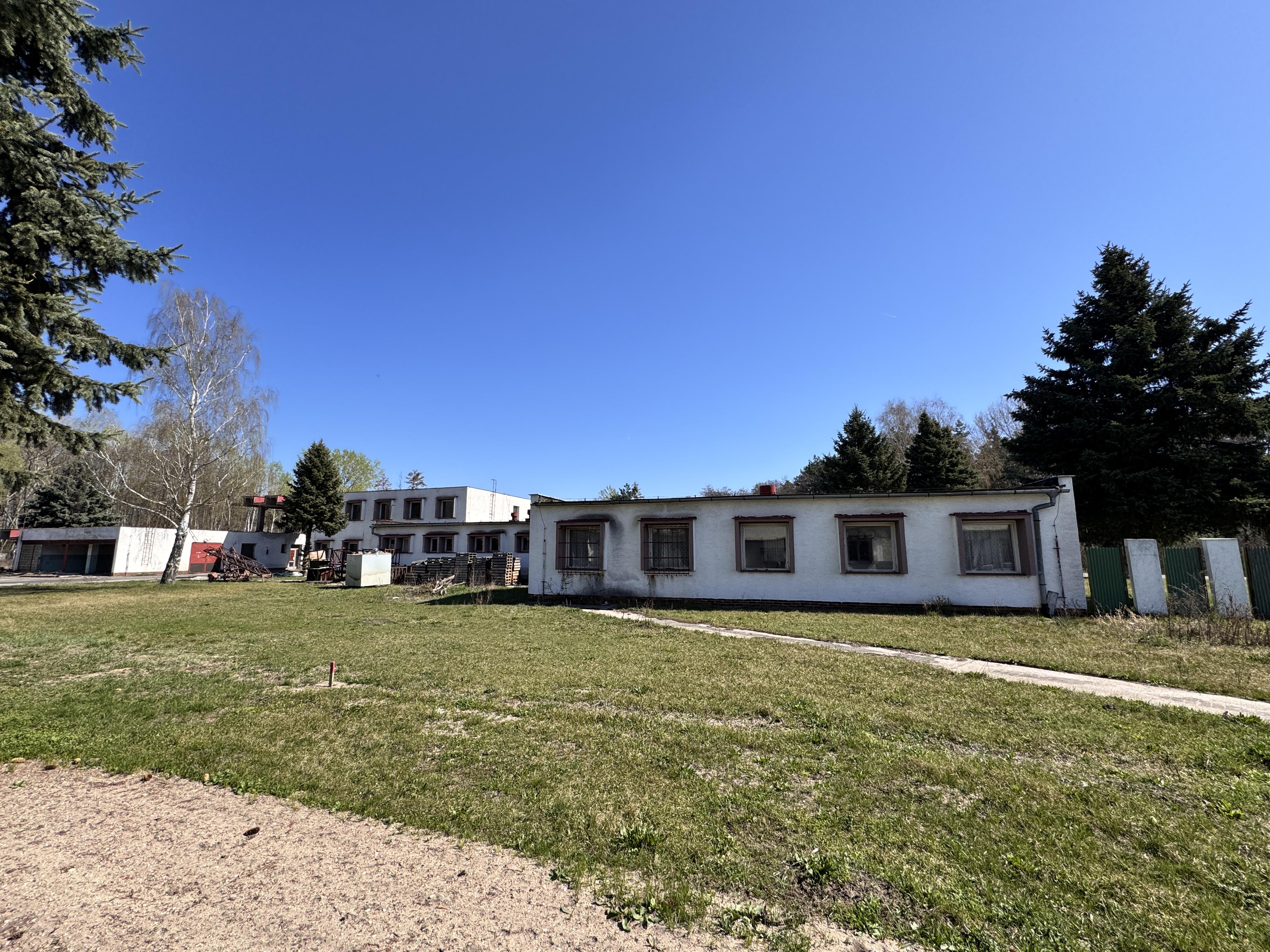 Predaj budovy s veľkým pozemkom – Gbely, priemyselná zóna, pozemok 5602 m².