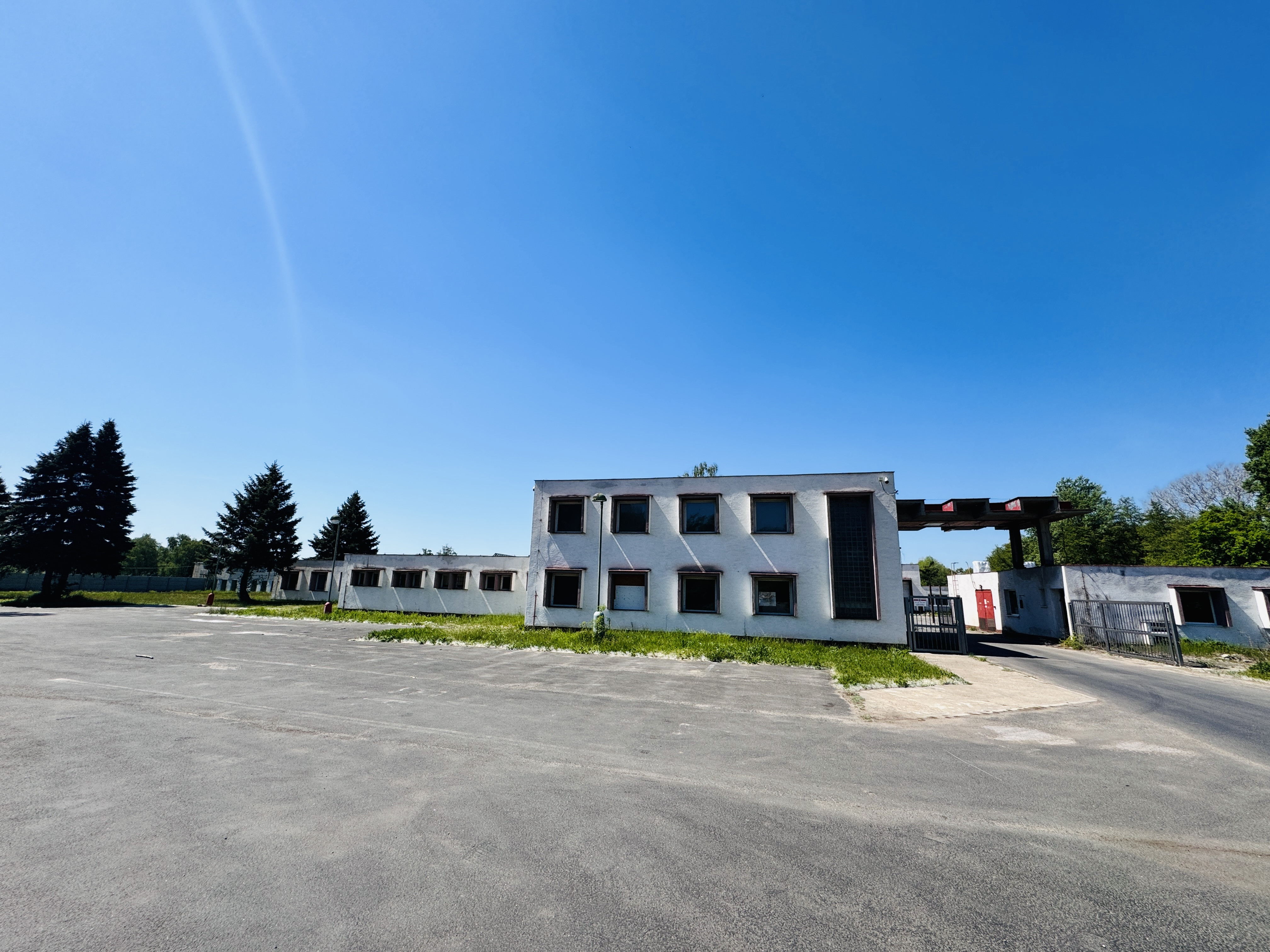 Predaj budovy s veľkým pozemkom – Gbely, priemyselná zóna, pozemok 5602 m².