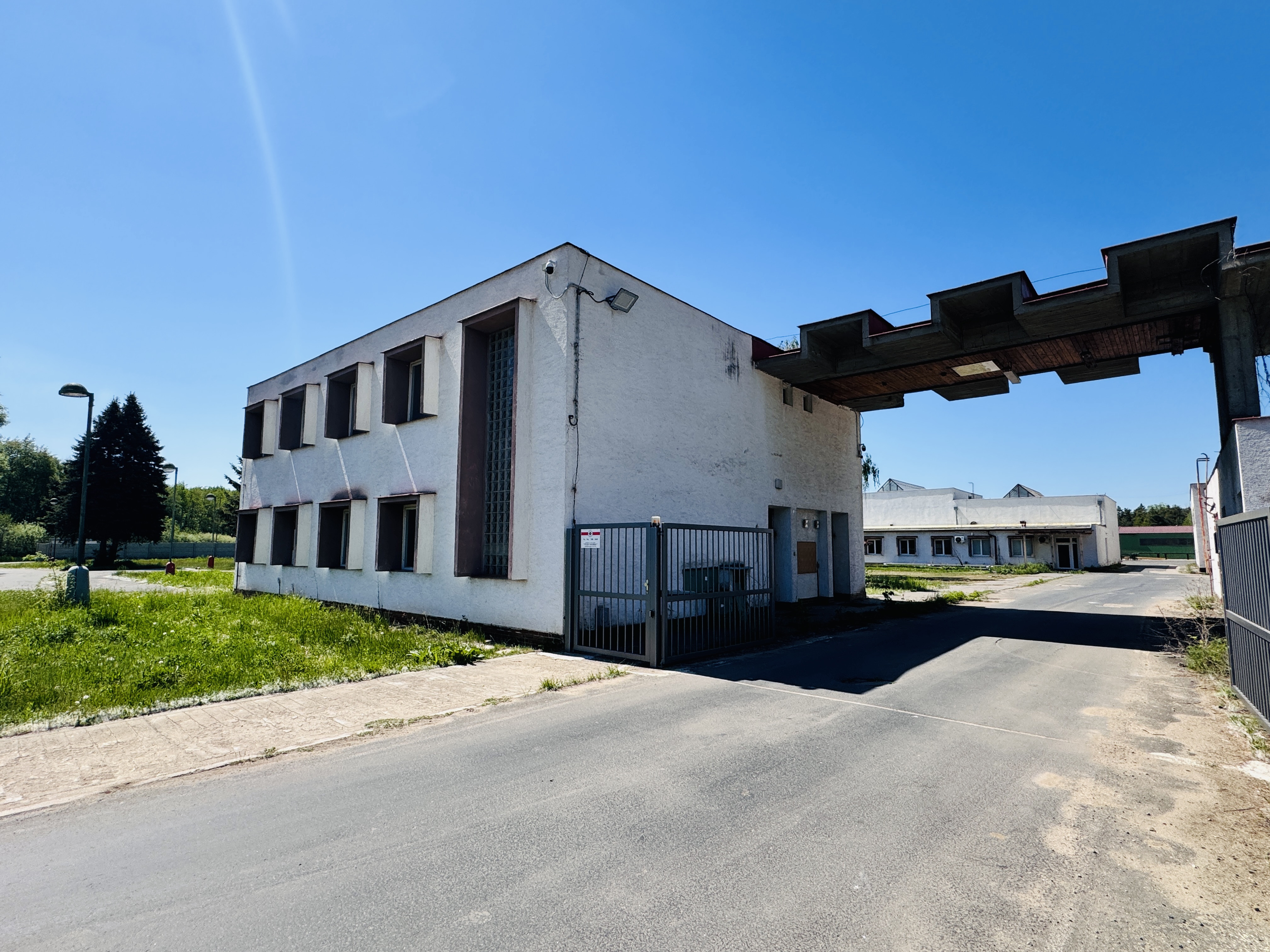 Predaj budovy s veľkým pozemkom – Gbely, priemyselná zóna, pozemok 5602 m².