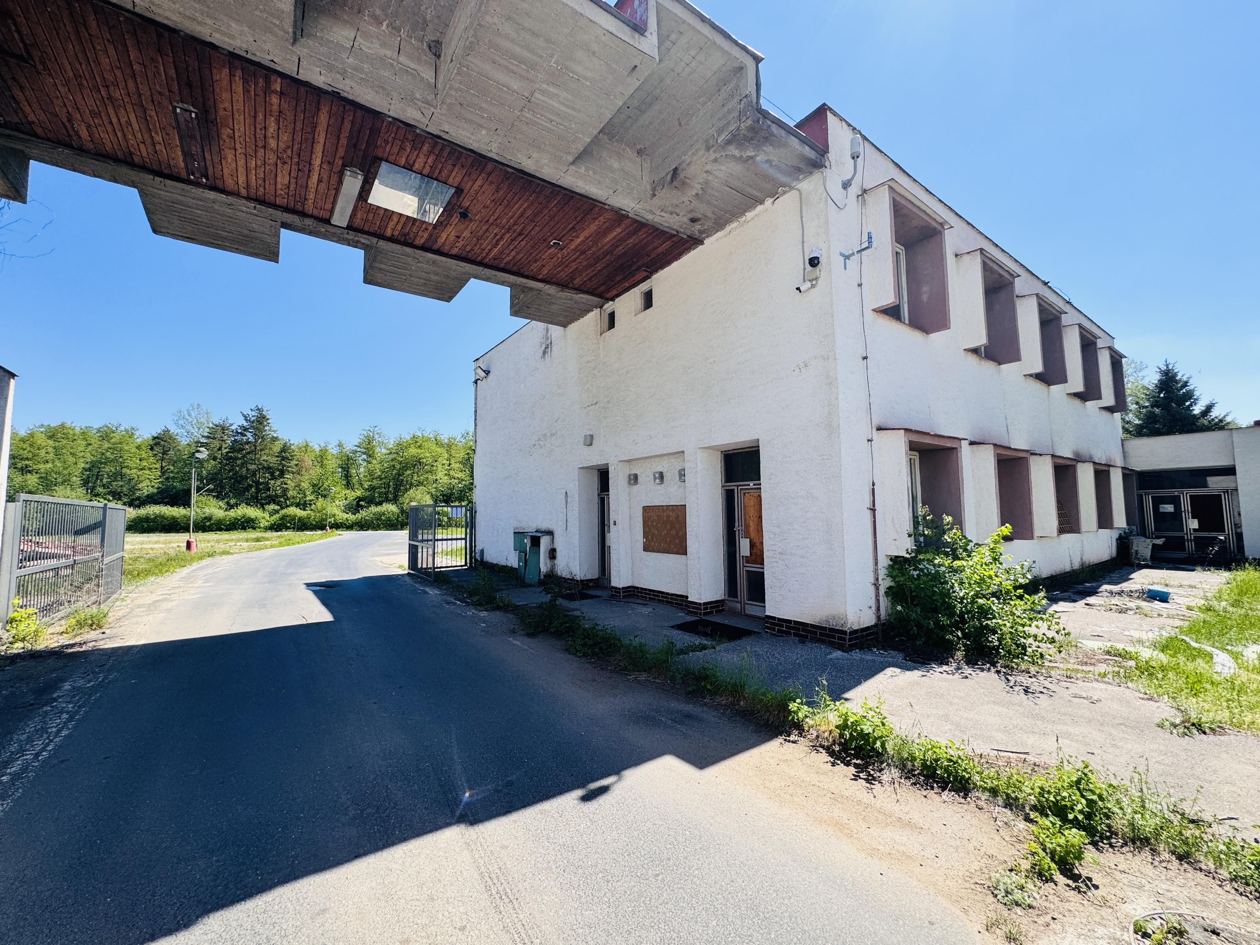 Predaj budovy s veľkým pozemkom – Gbely, priemyselná zóna, pozemok 5602 m².