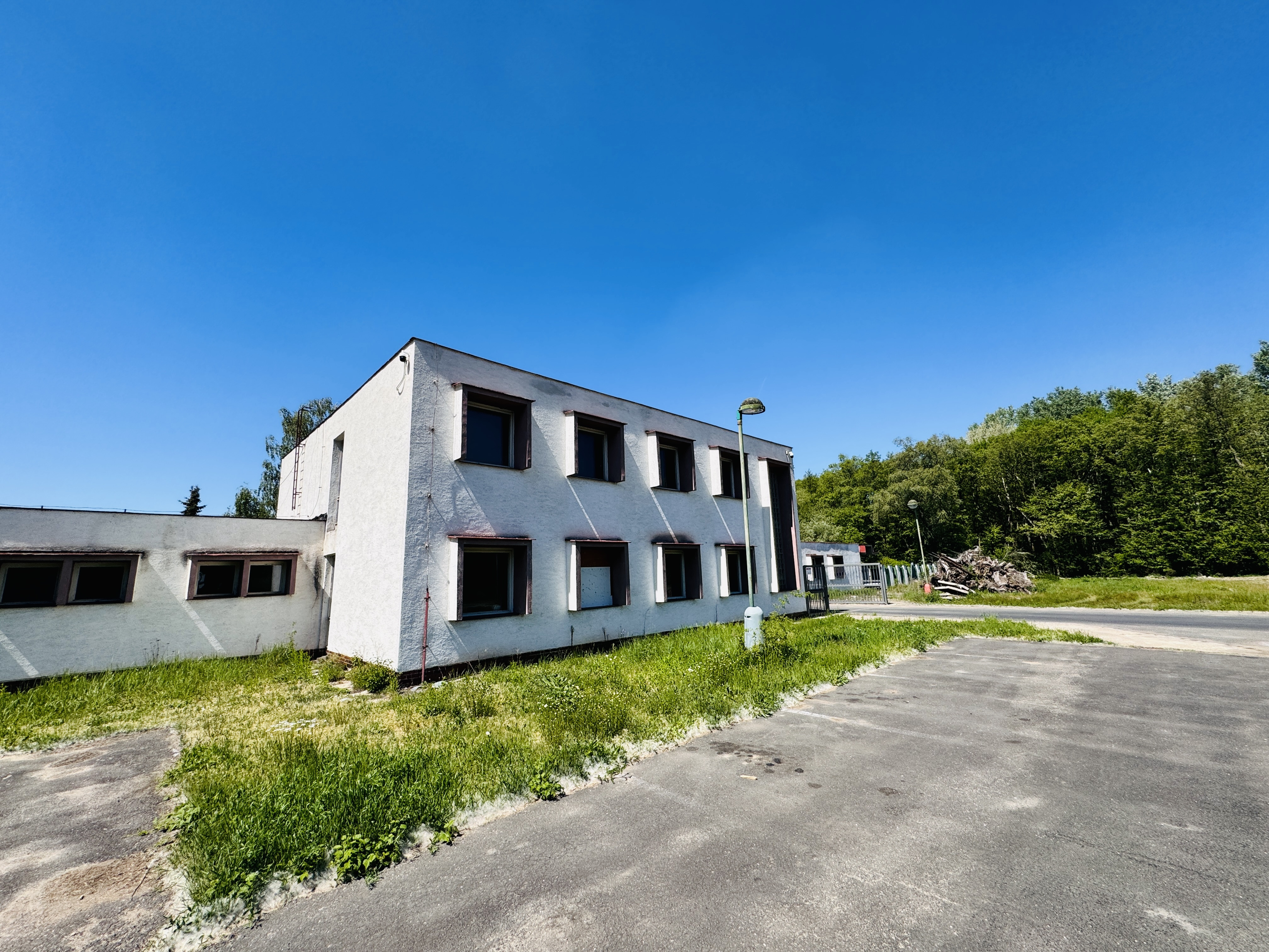 Predaj budovy s veľkým pozemkom – Gbely, priemyselná zóna, pozemok 5602 m².