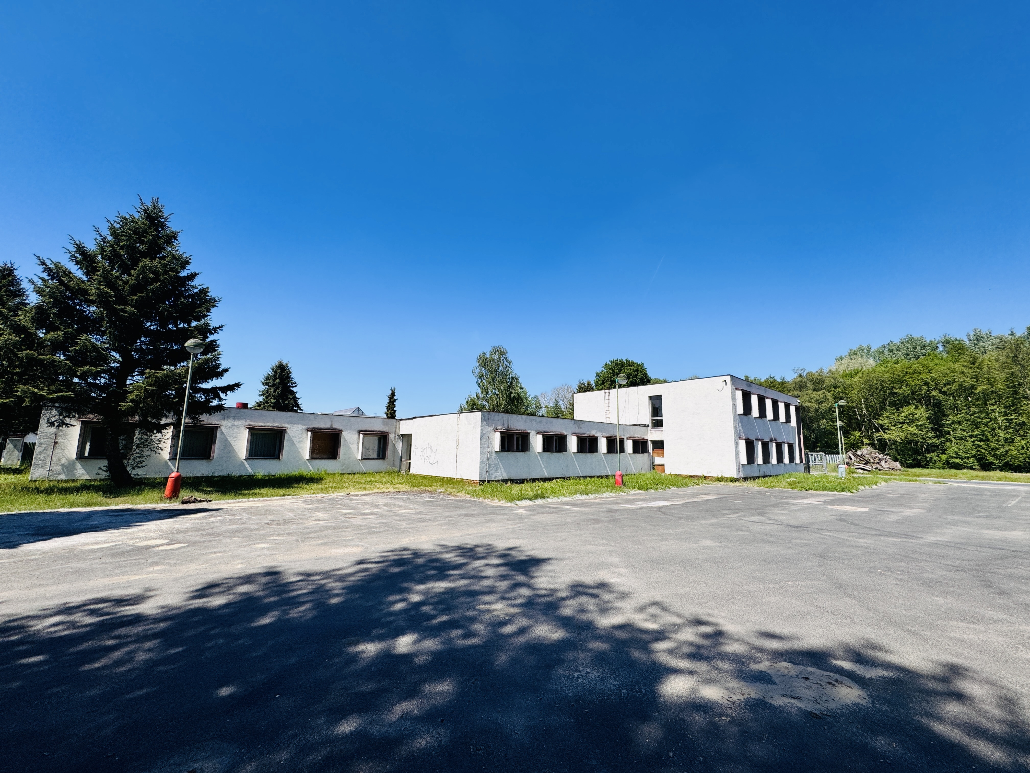 Predaj budovy s veľkým pozemkom – Gbely, priemyselná zóna, pozemok 5602 m².