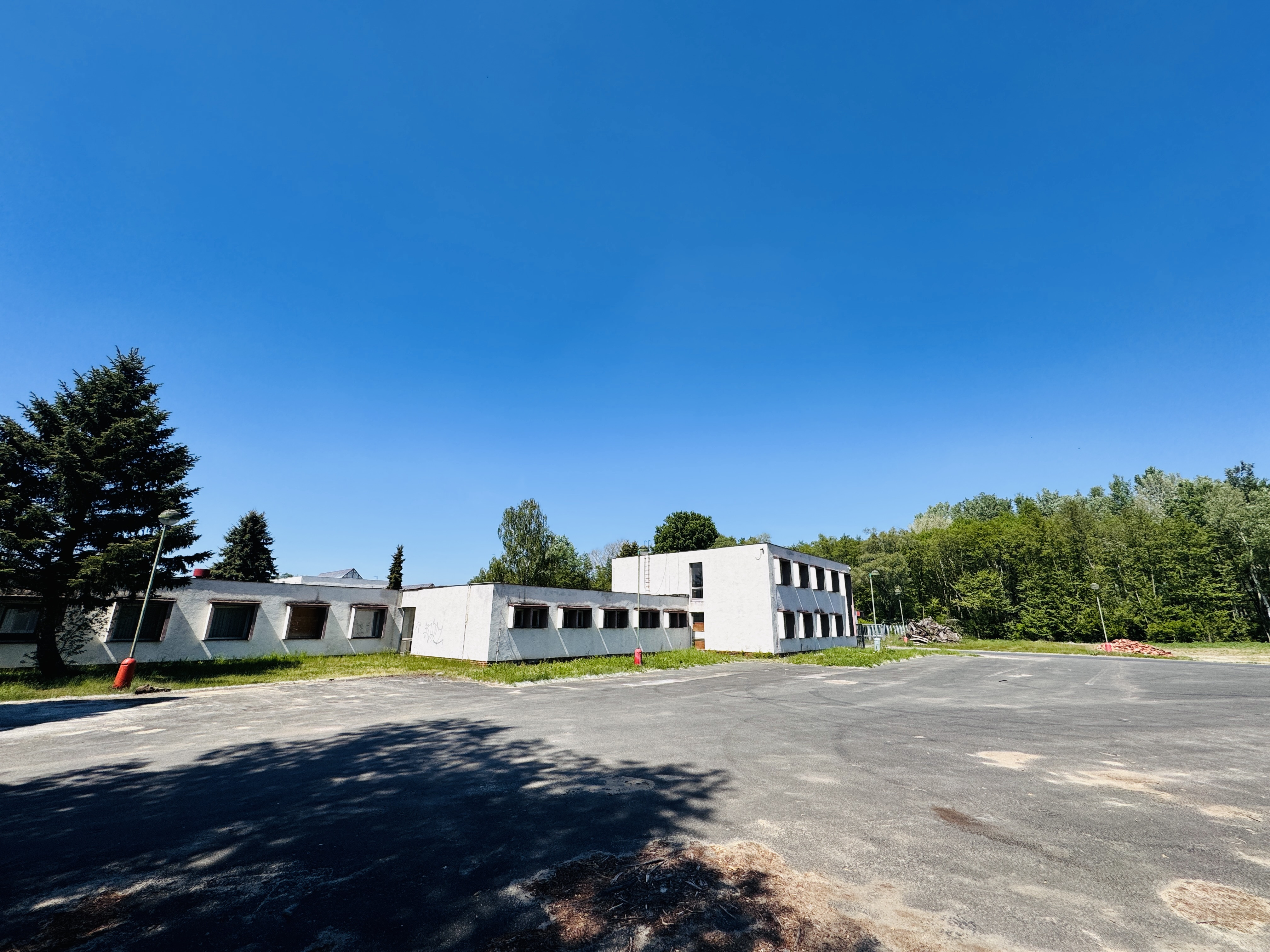 Predaj budovy s veľkým pozemkom – Gbely, priemyselná zóna, pozemok 5602 m².