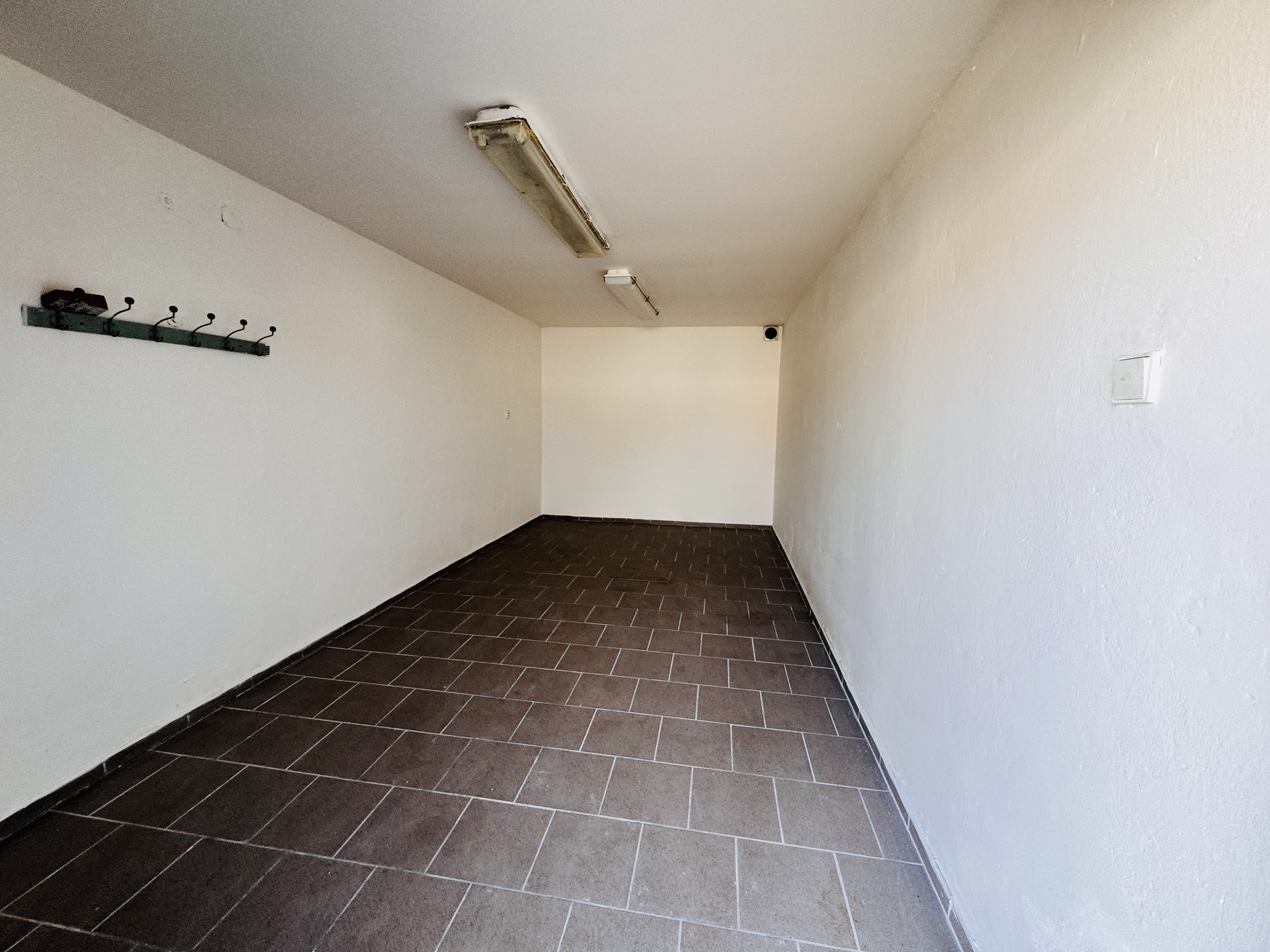 NA PRENÁJOM – GARÁŽ S ELEKTRINOU Skalica – ulica Malleho.