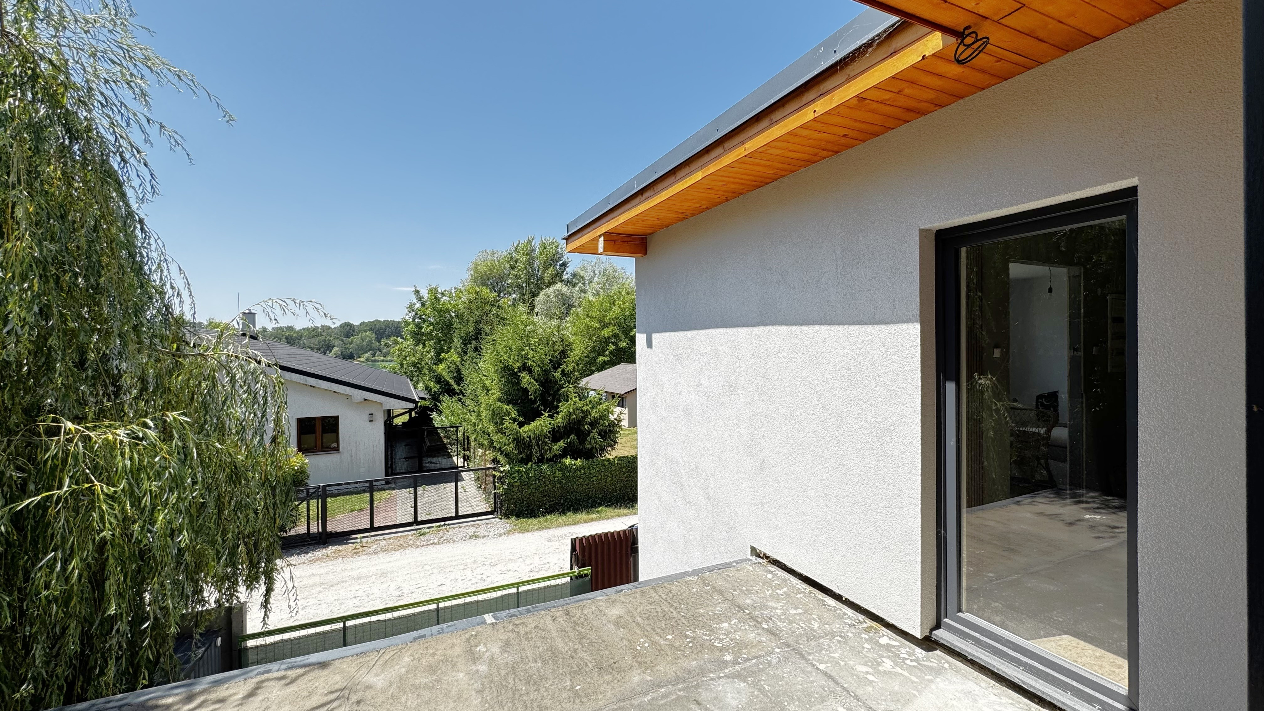 PREDAJ dvojpodlažnej rekreačnej chaty pri Šulianskom jazere