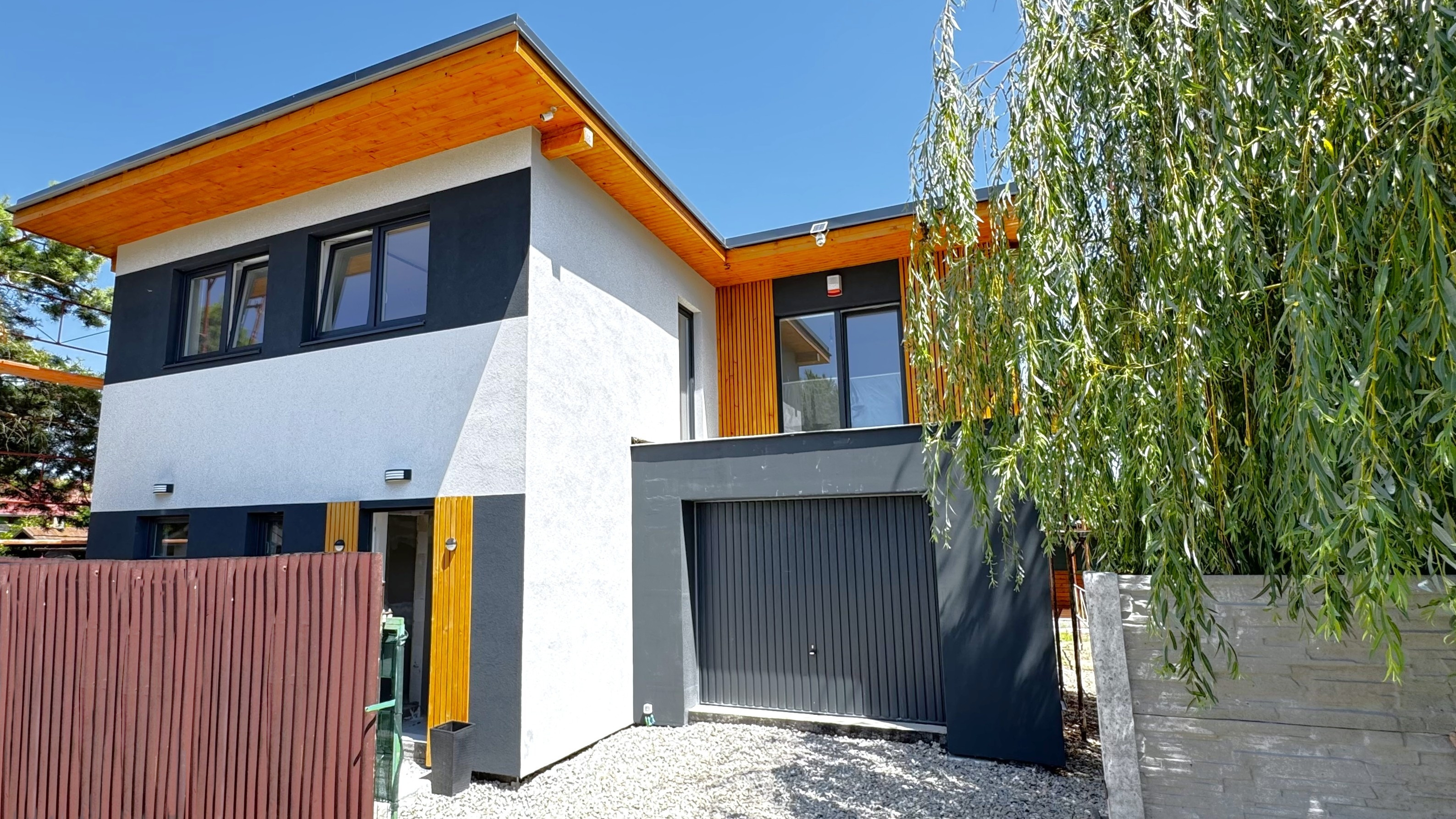 PREDAJ dvojpodlažnej rekreačnej chaty pri Šulianskom jazere