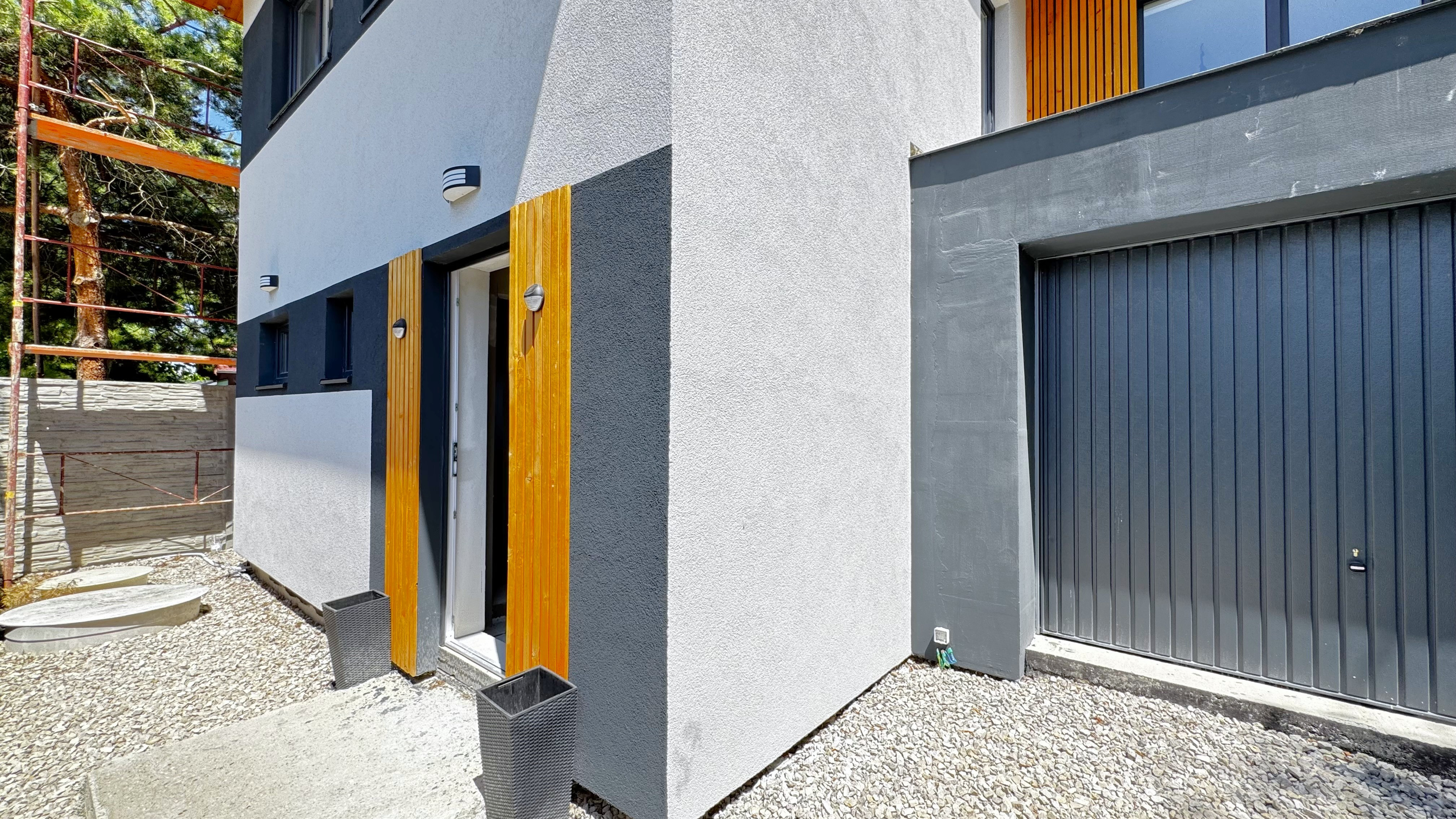 PREDAJ dvojpodlažnej rekreačnej chaty pri Šulianskom jazere