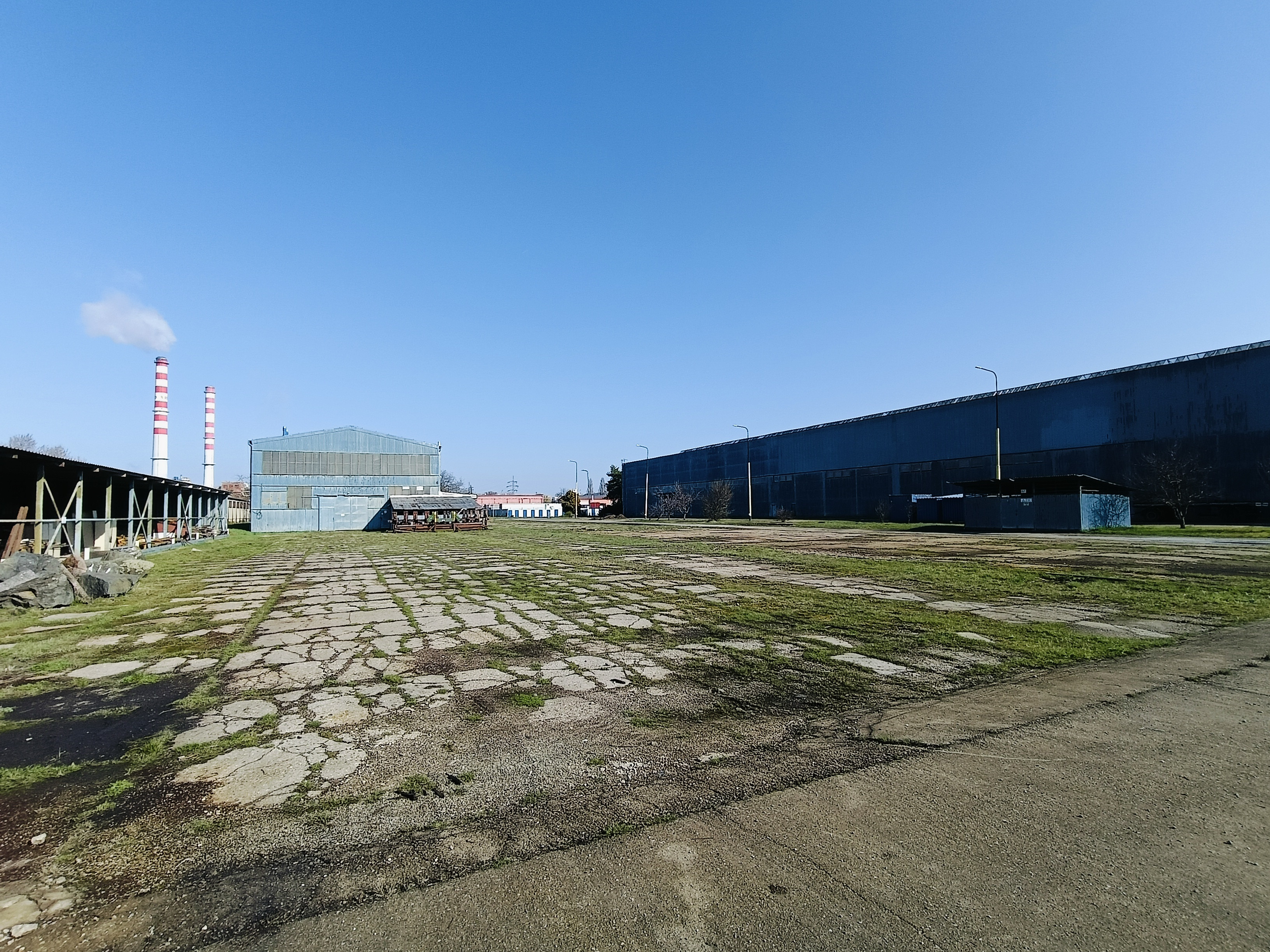 Spevnené plochy do 10 000 m2 - možnosť rozdeliť