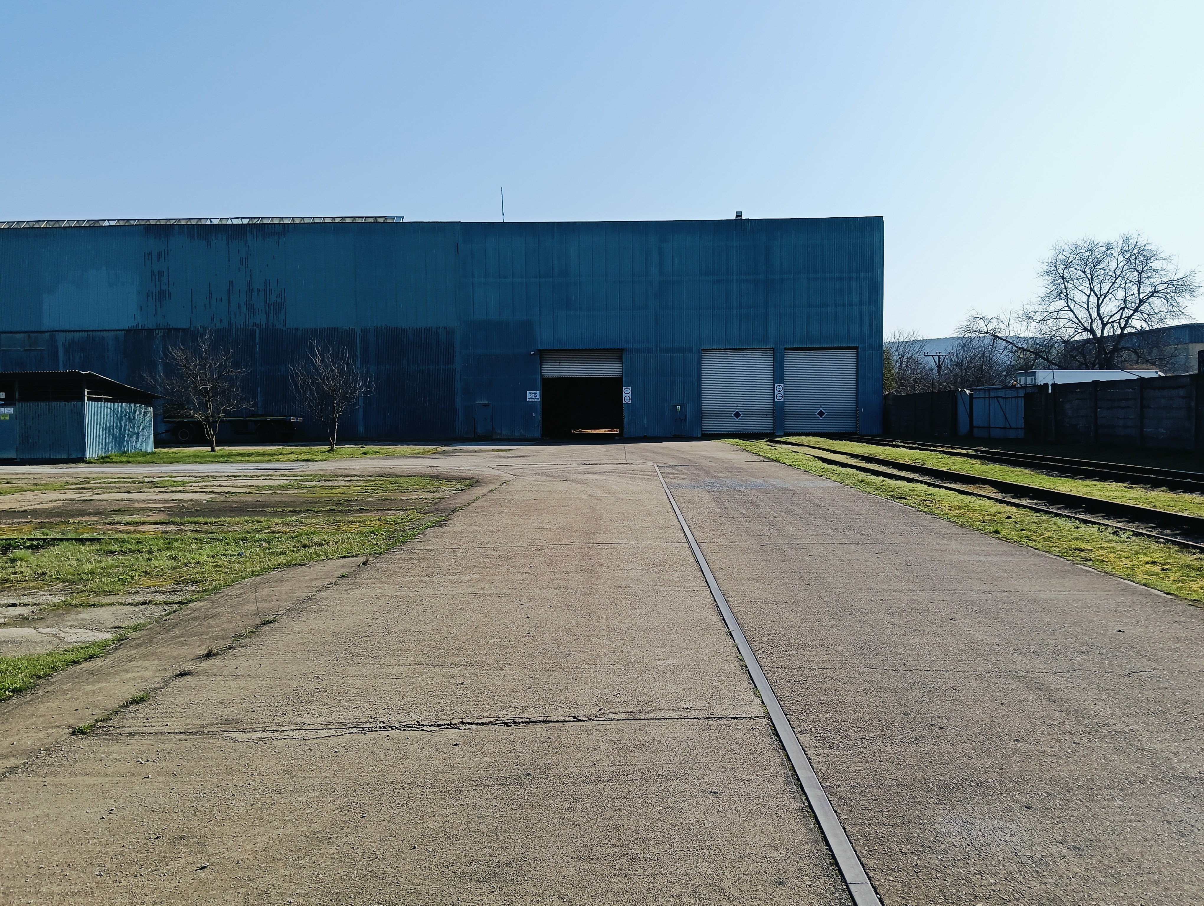 Spevnené plochy do 10 000 m2 - možnosť rozdeliť