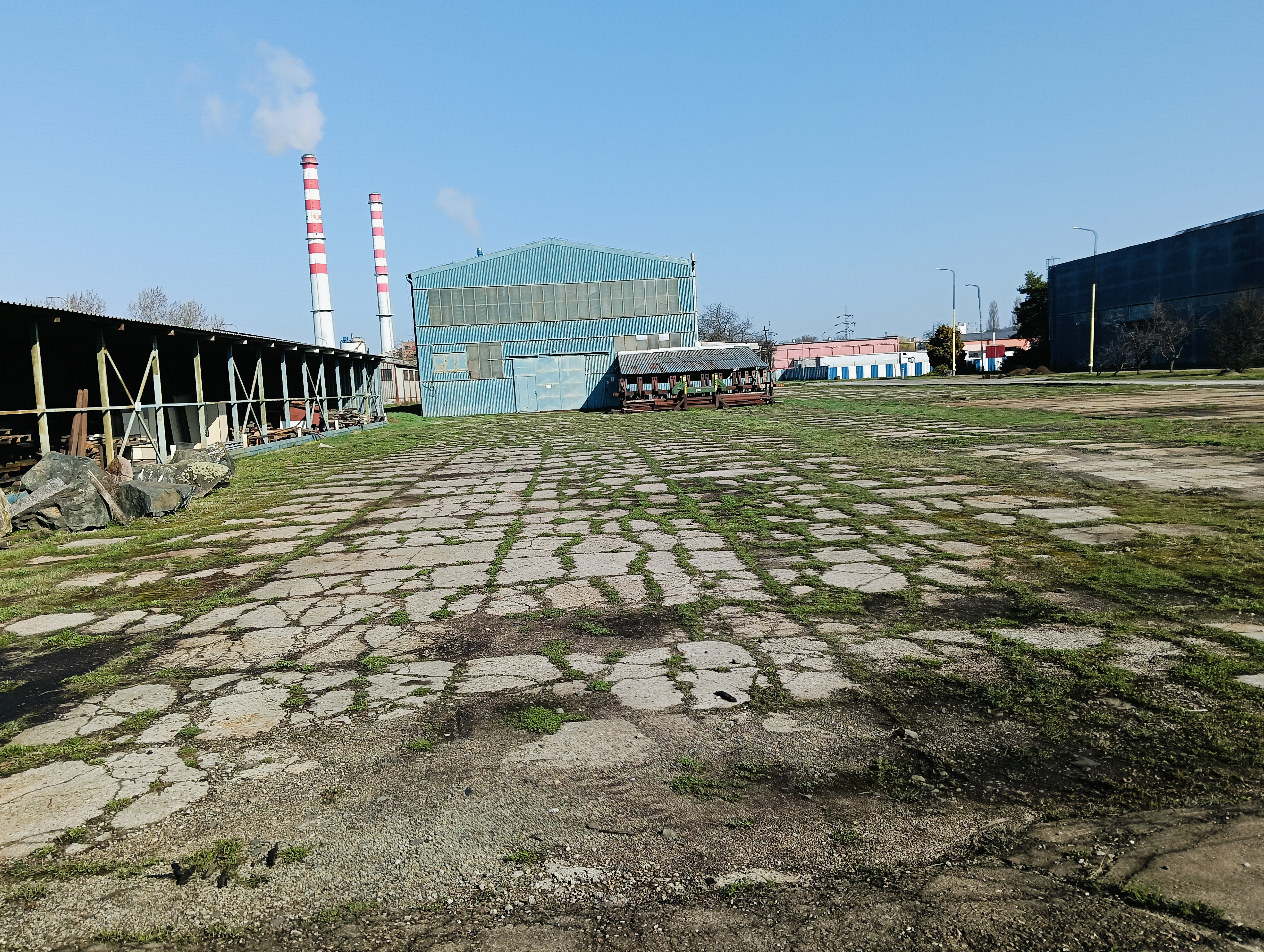 Spevnené plochy do 10 000 m2 - možnosť rozdeliť