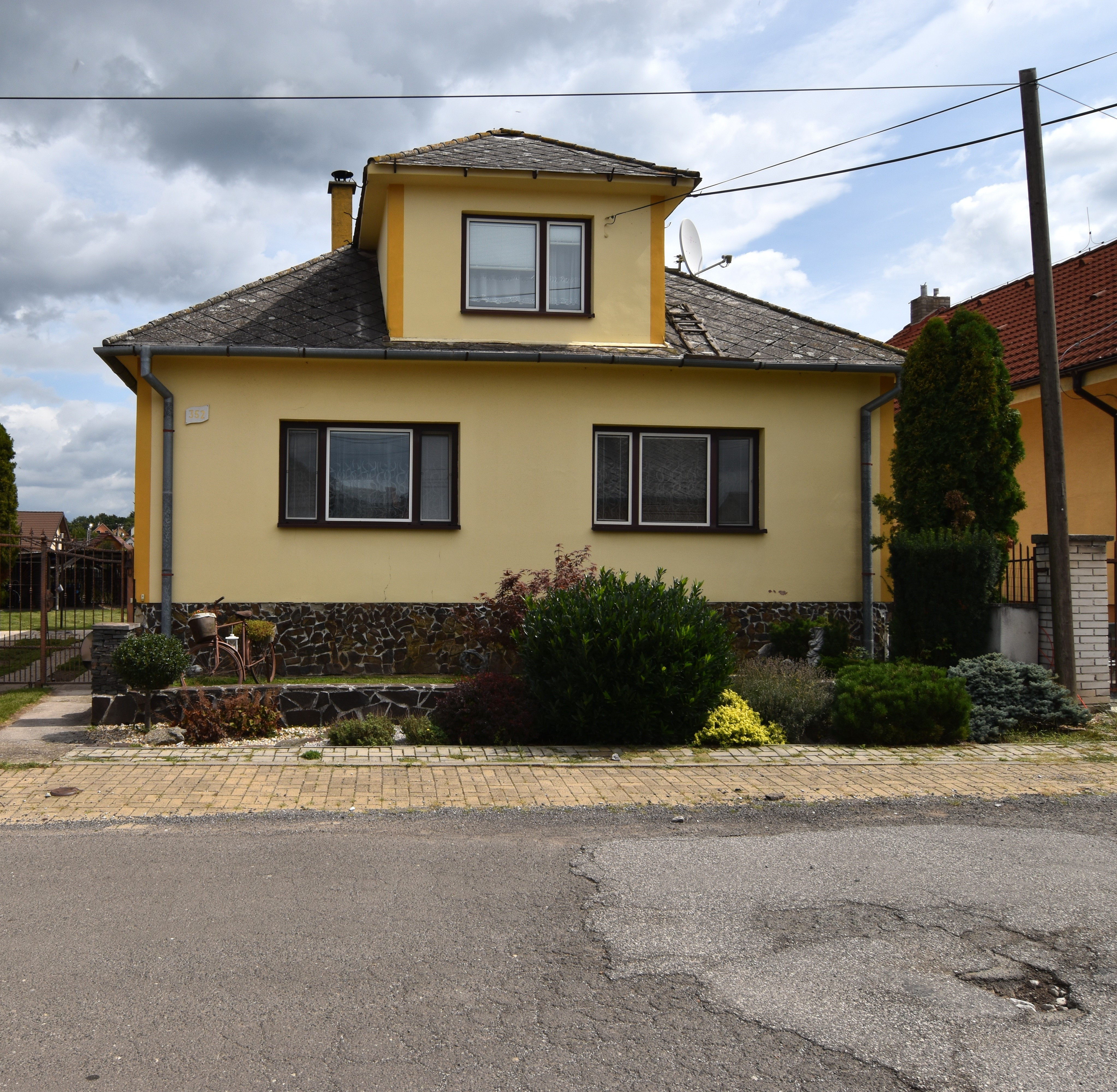 Rodinný dom s veľkou záhradou a potenciálom v obci Sološnica