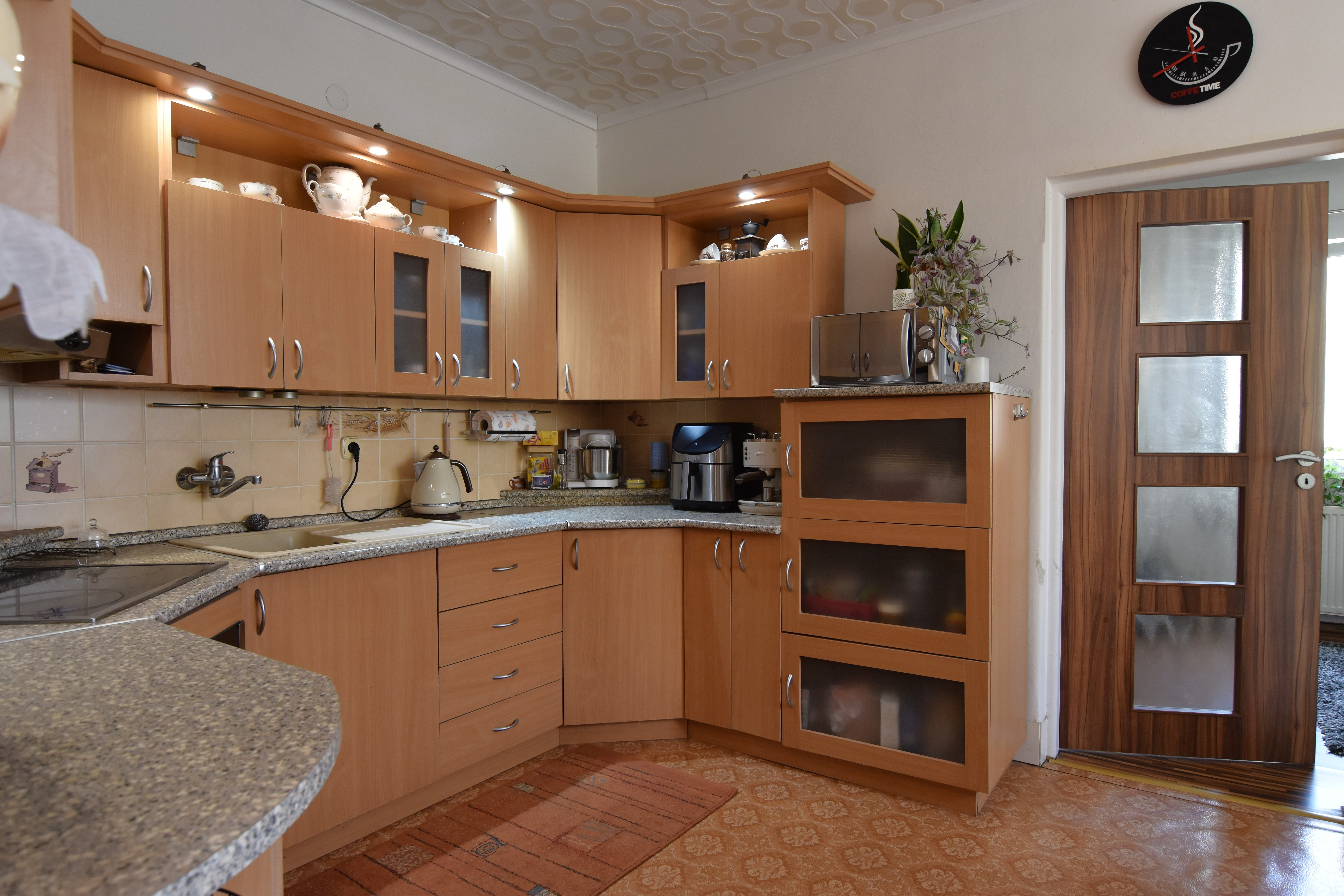 Rodinný dom s veľkou záhradou a potenciálom v obci Sološnica