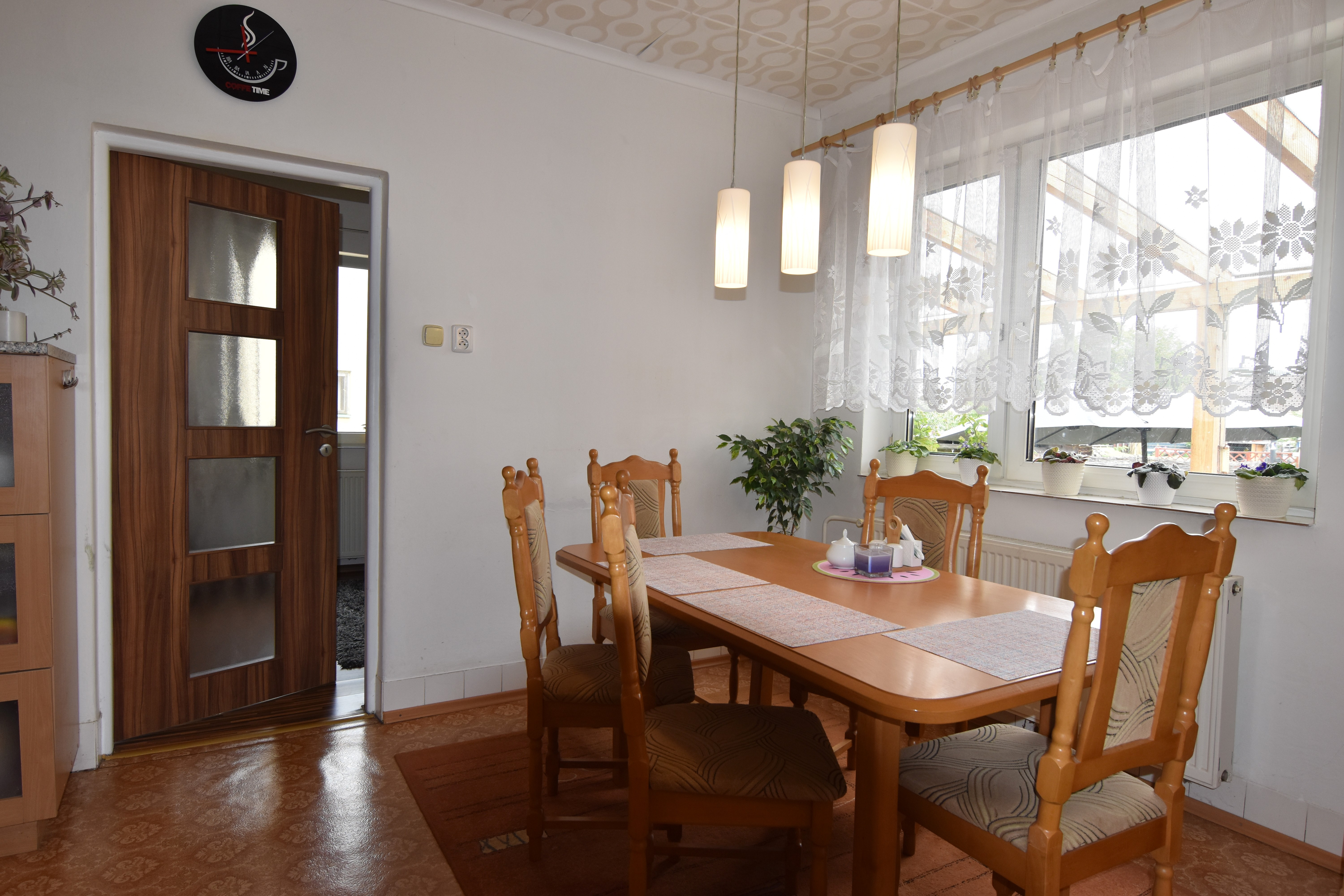 Rodinný dom s veľkou záhradou a potenciálom v obci Sološnica