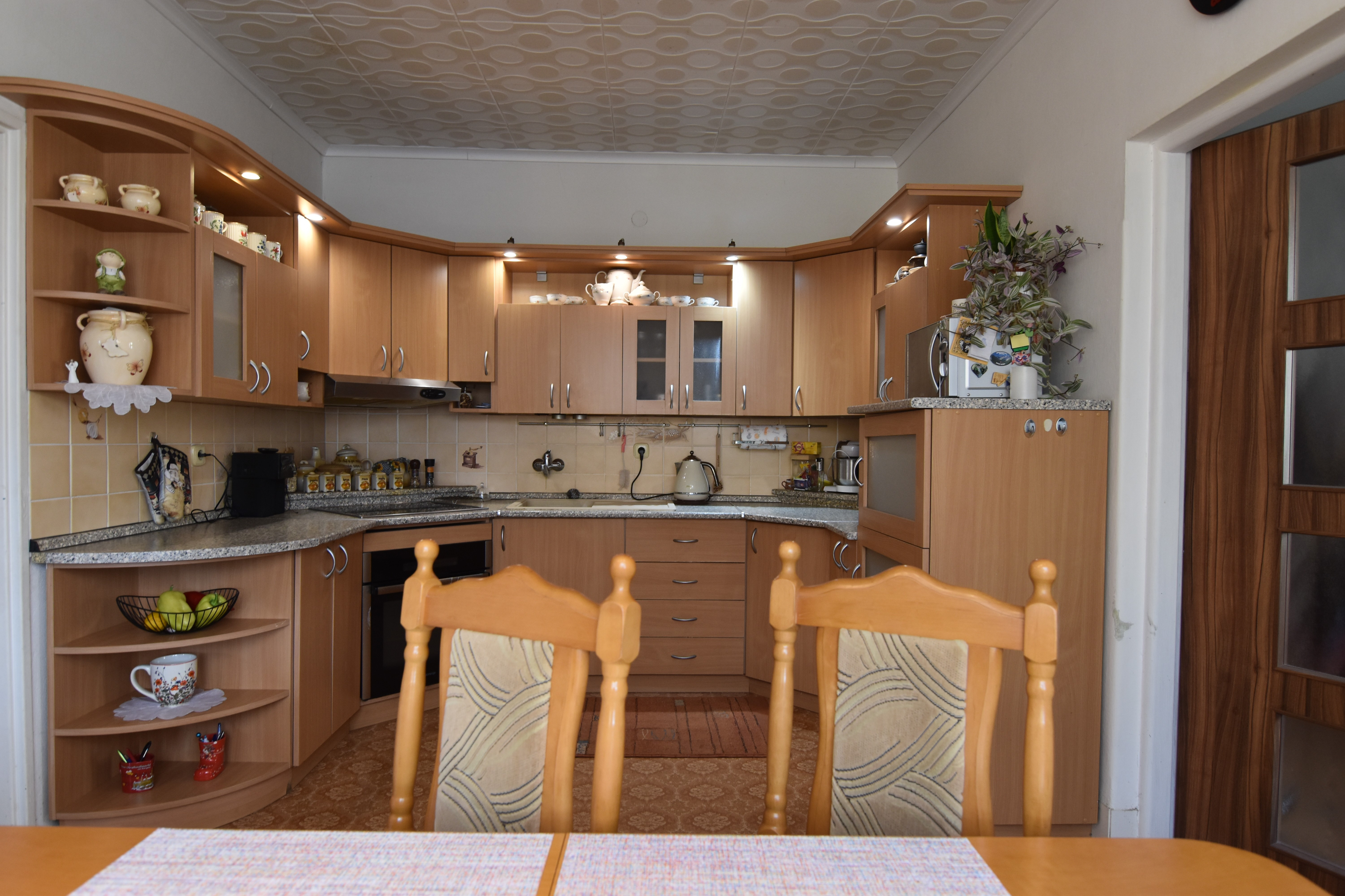 Rodinný dom s veľkou záhradou a potenciálom v obci Sološnica