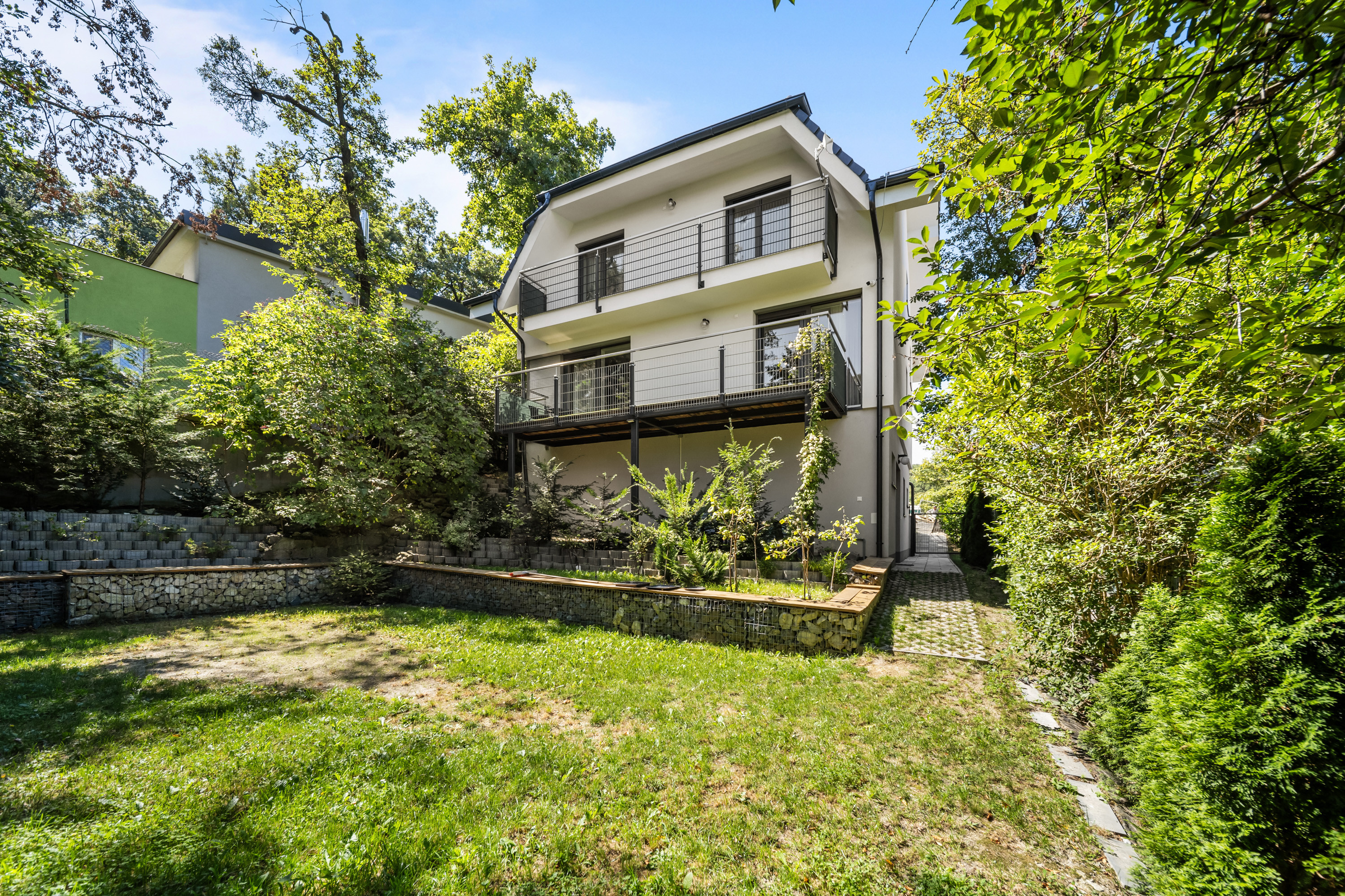 Prenájom priestranného 5-izbového rodinného domu pri lese v Dúbravke