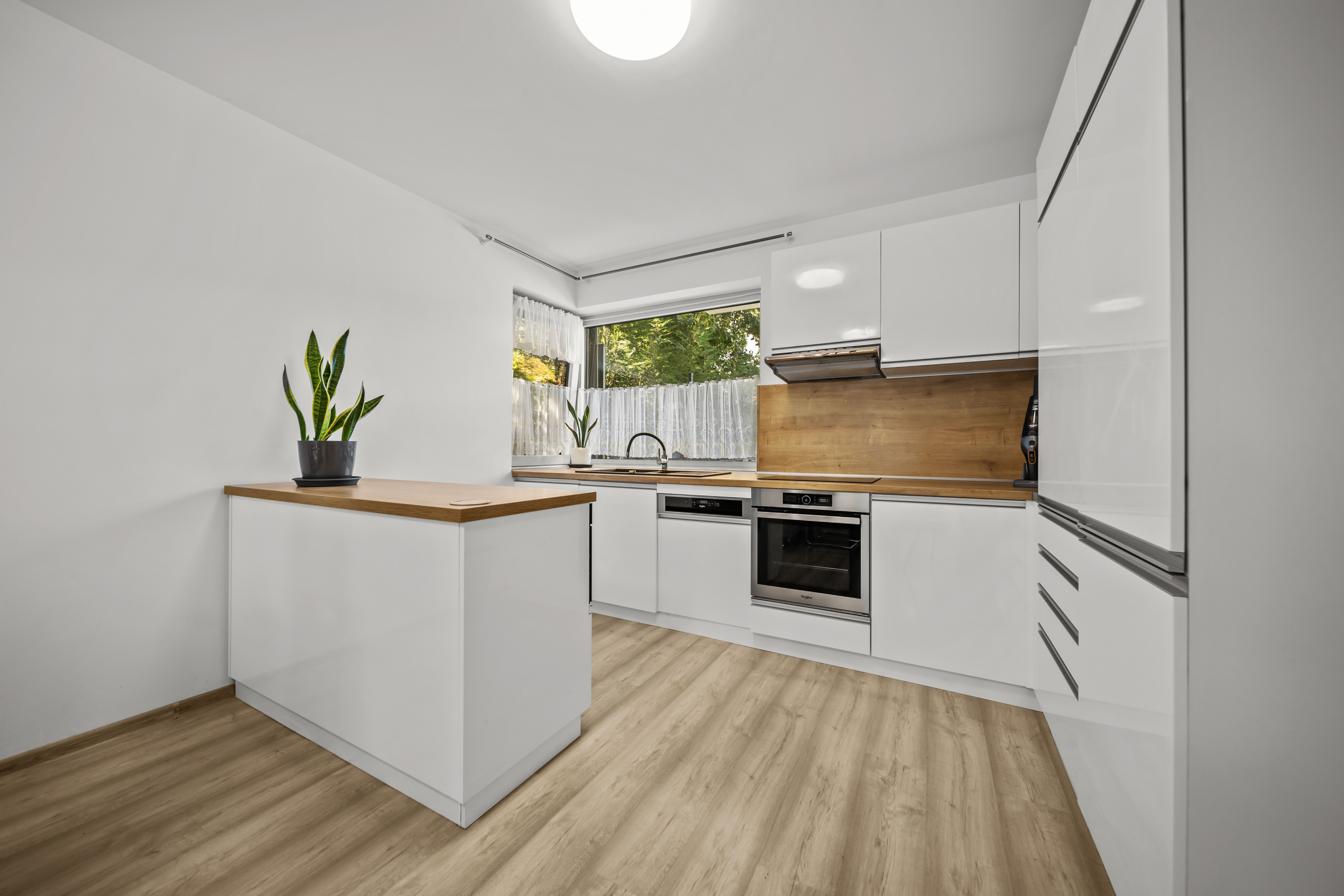 Prenájom priestranného 5-izbového rodinného domu pri lese v Dúbravke