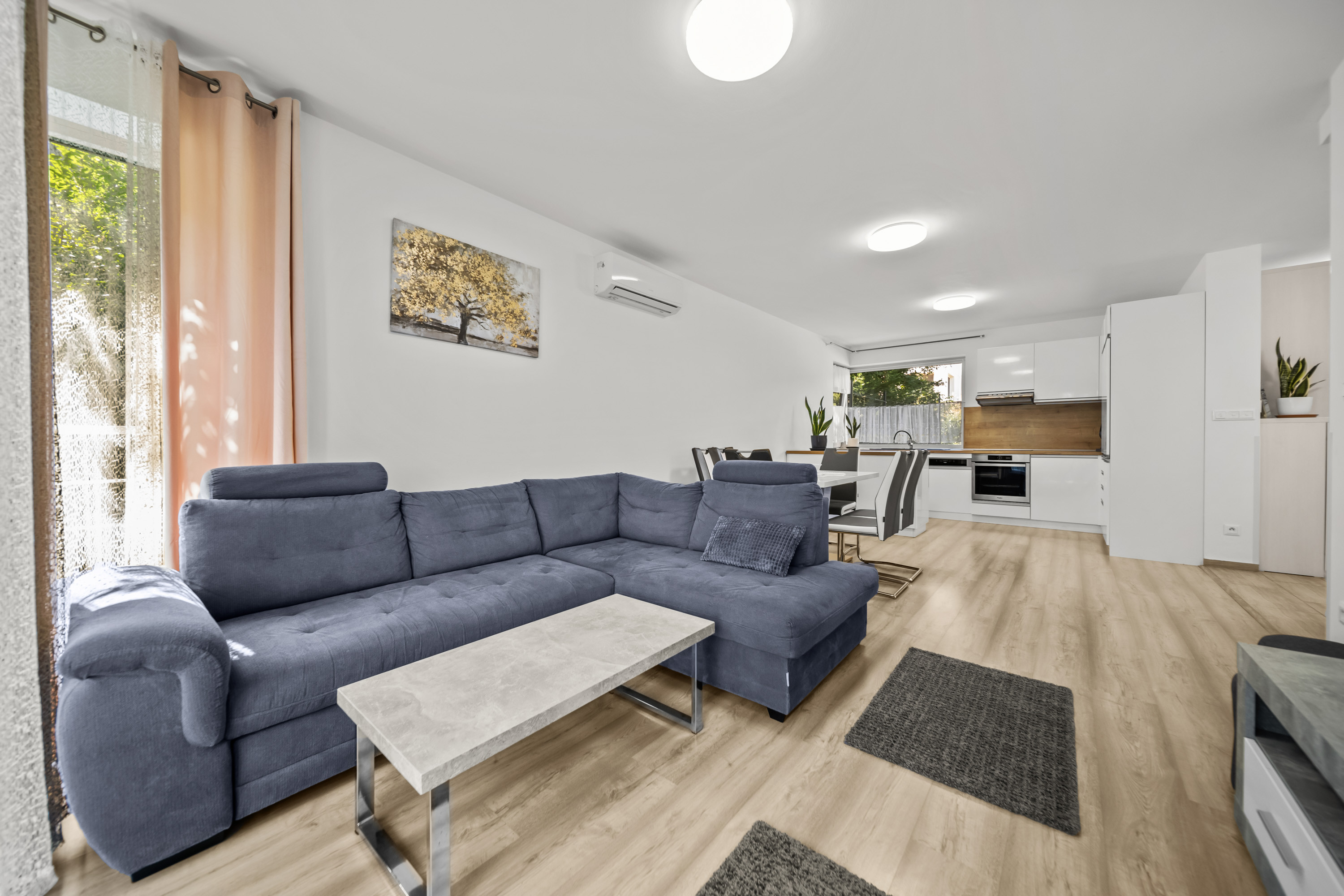 Prenájom priestranného 5-izbového rodinného domu pri lese v Dúbravke