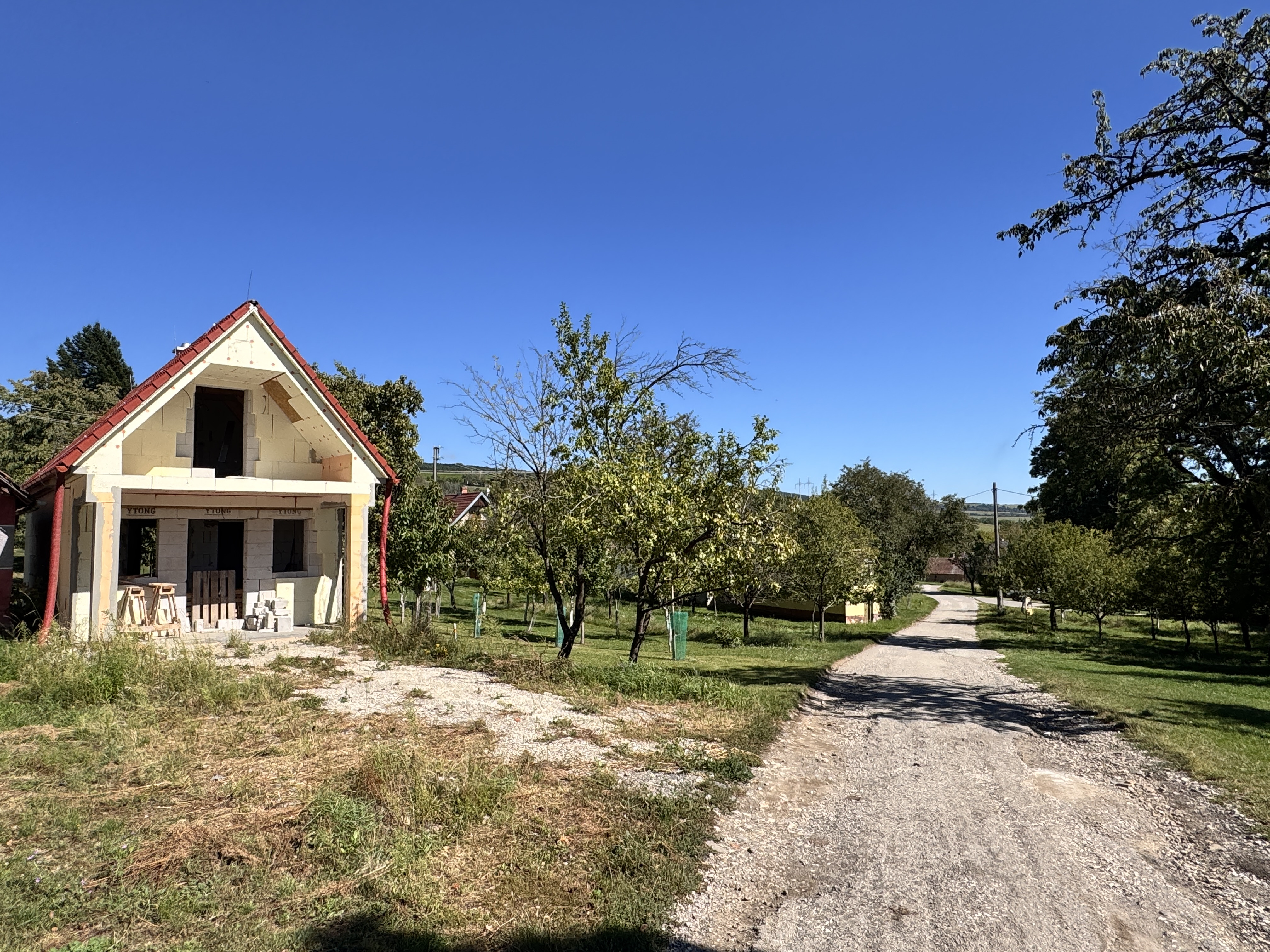 Na predaj rozostavaná poschodová vinohradnícka chatka v okrese Skalica – Radošovské vinohrady.