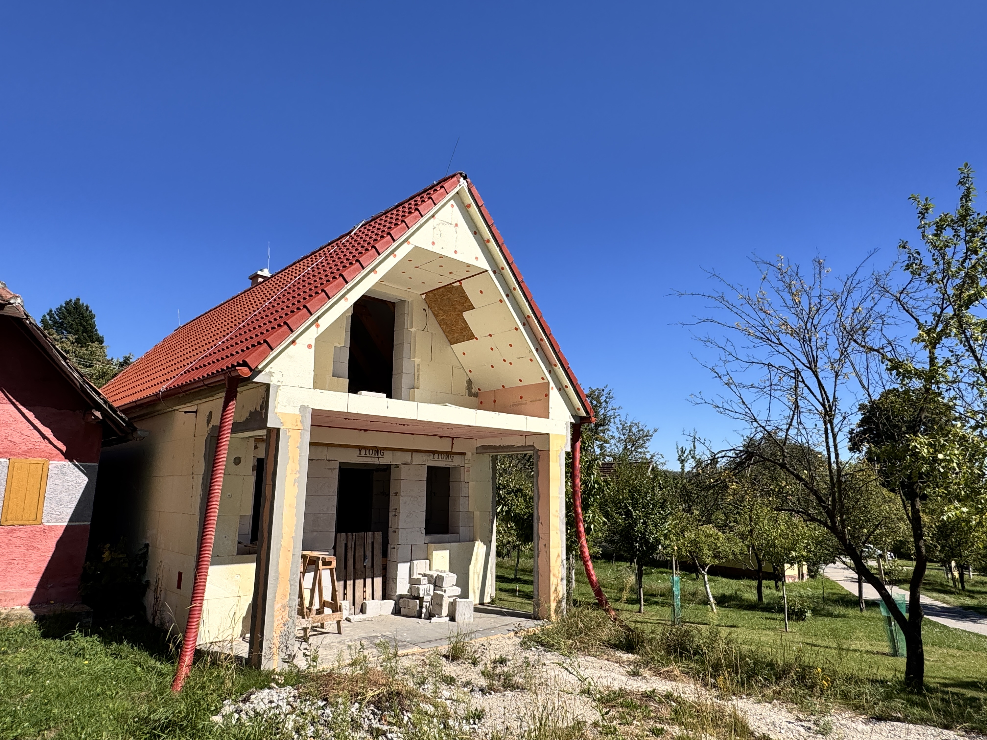 Na predaj rozostavaná poschodová vinohradnícka chatka v okrese Skalica – Radošovské vinohrady.