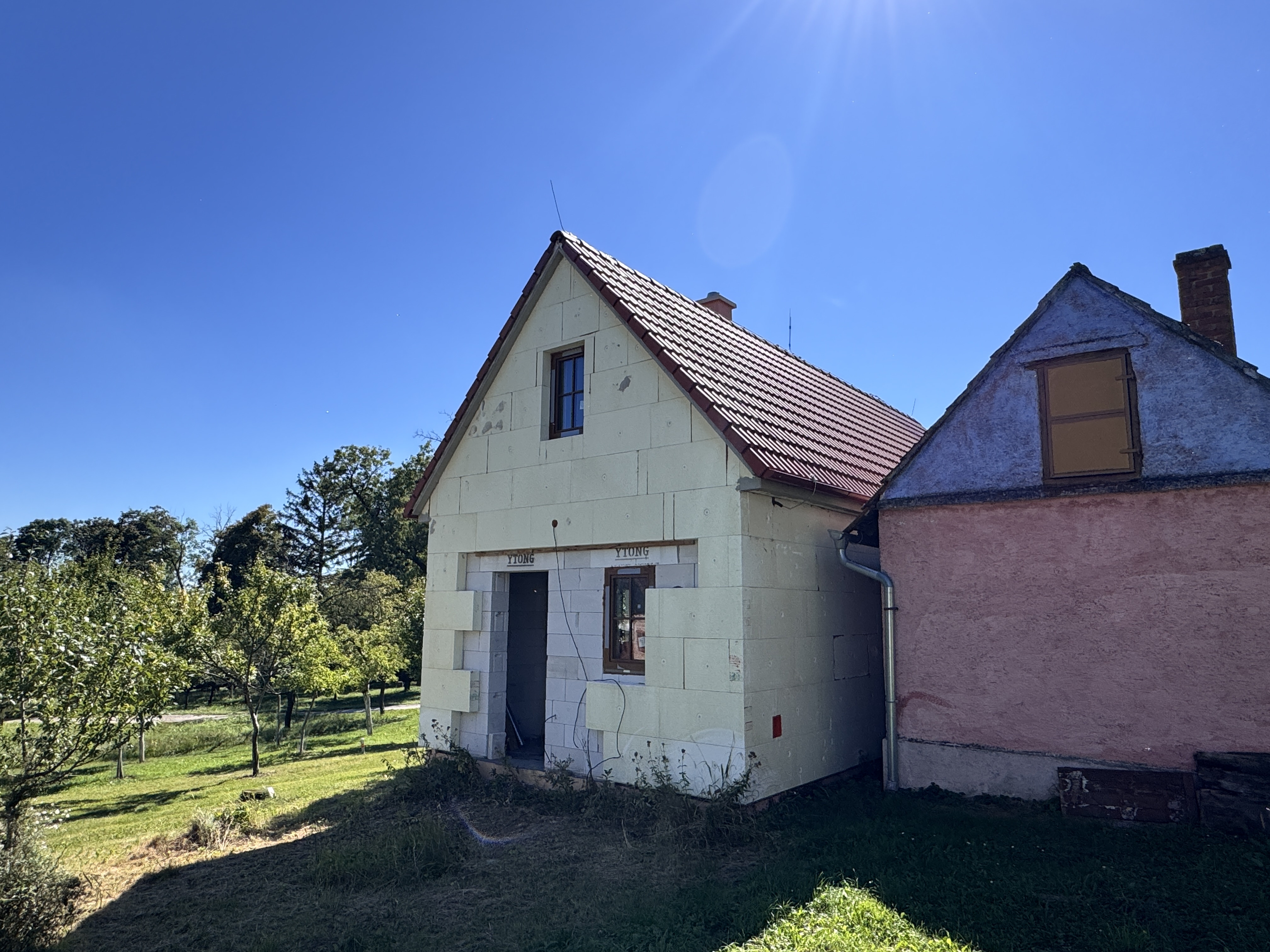 Na predaj rozostavaná poschodová vinohradnícka chatka v okrese Skalica – Radošovské vinohrady.