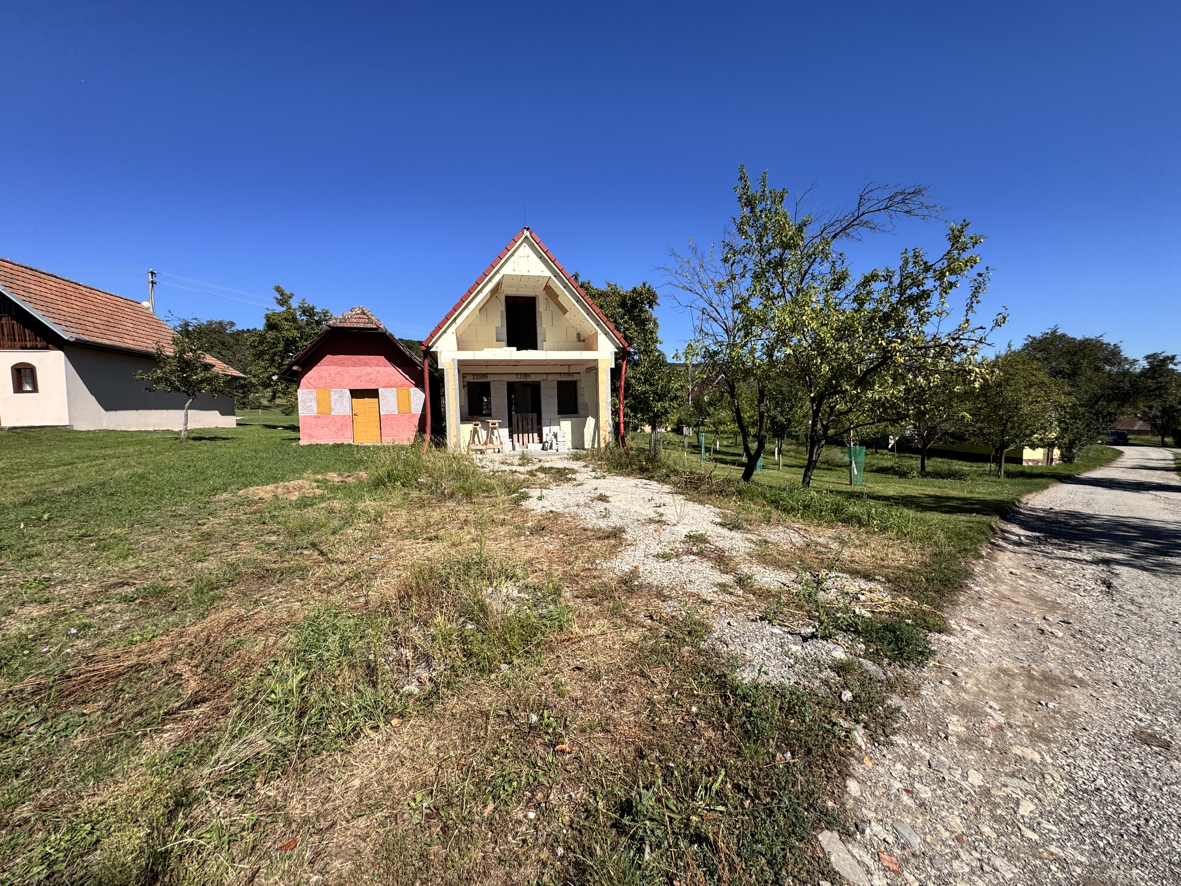Na predaj rozostavaná poschodová vinohradnícka chatka v okrese Skalica – Radošovské vinohrady.